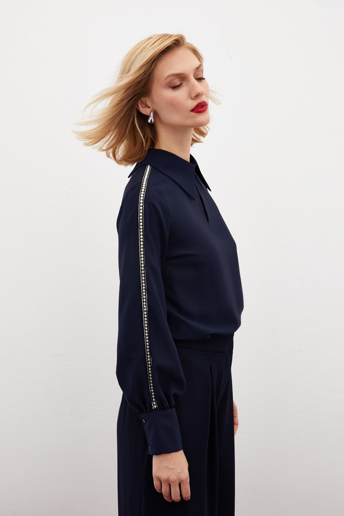 Kolları İnci Detaylı Bluz - LACİVERT