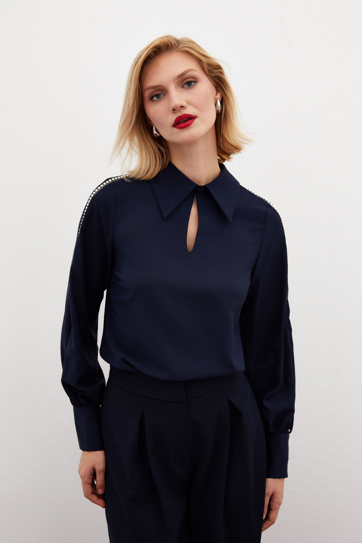 Kolları İnci Detaylı Bluz - LACİVERT