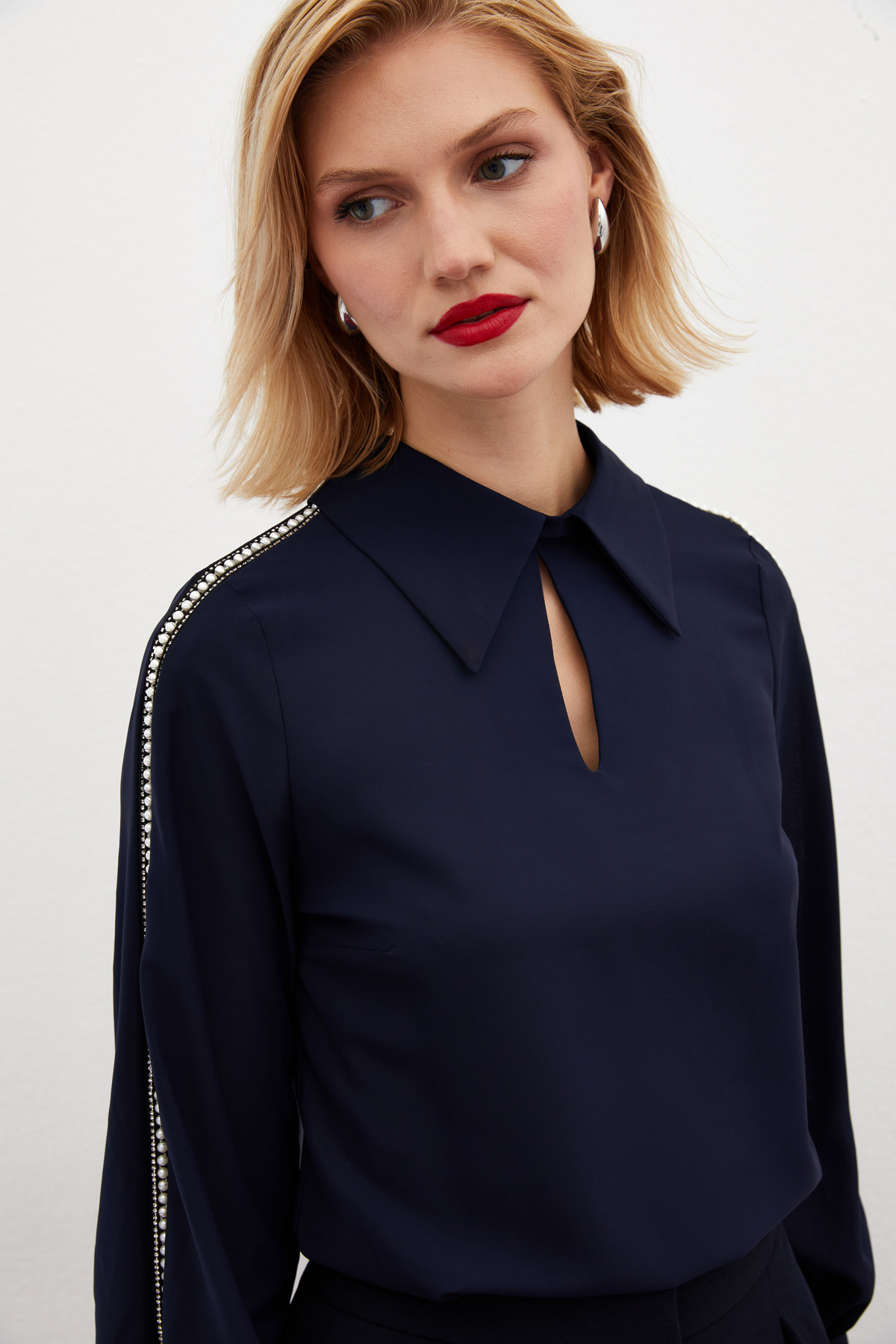 Kolları İnci Detaylı Bluz - LACİVERT