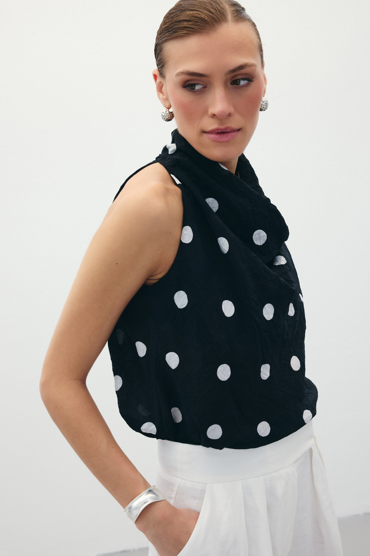 Kolsuz Puantiye Desenli Bluz - Siyah