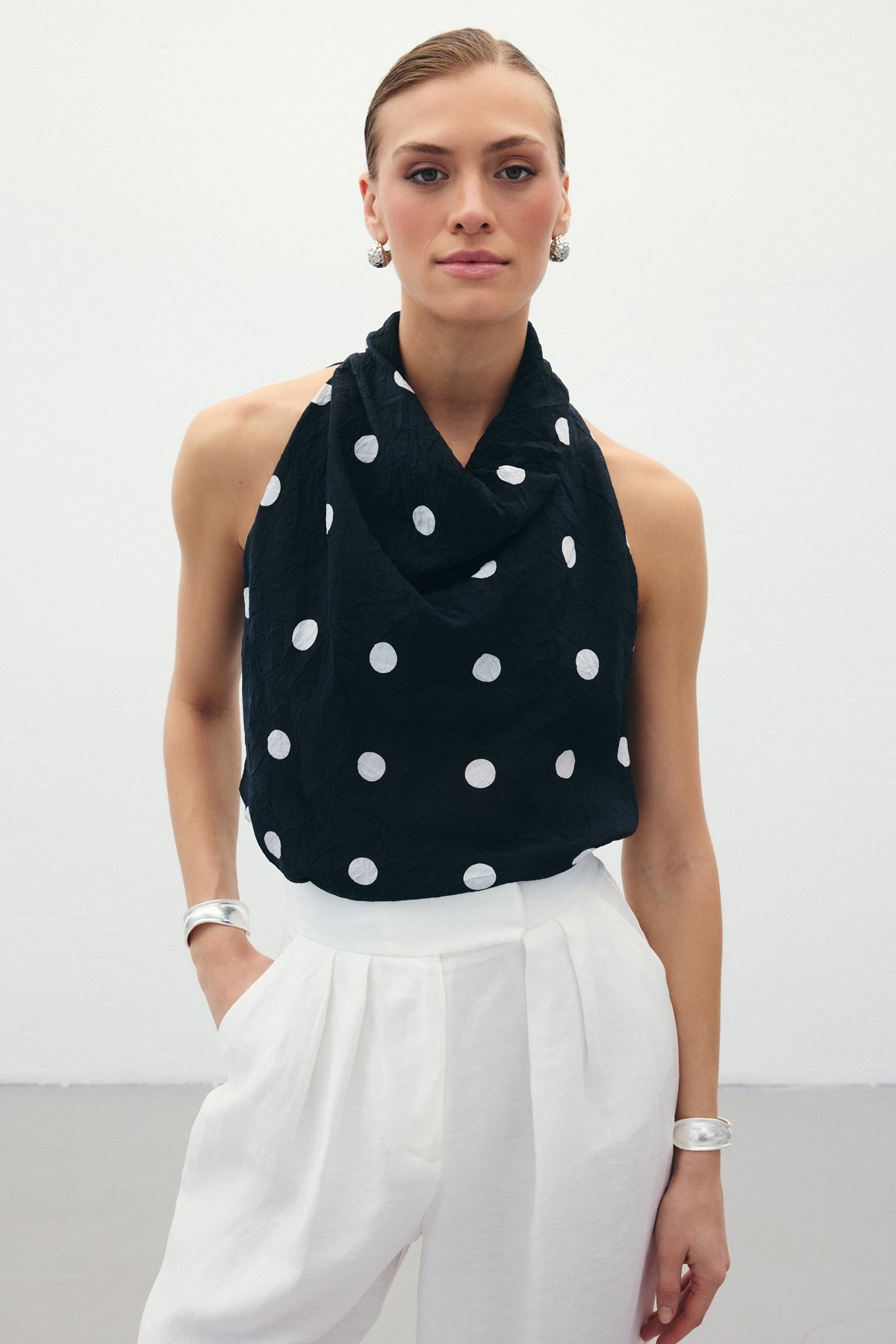 Kolsuz Puantiye Desenli Bluz - Siyah