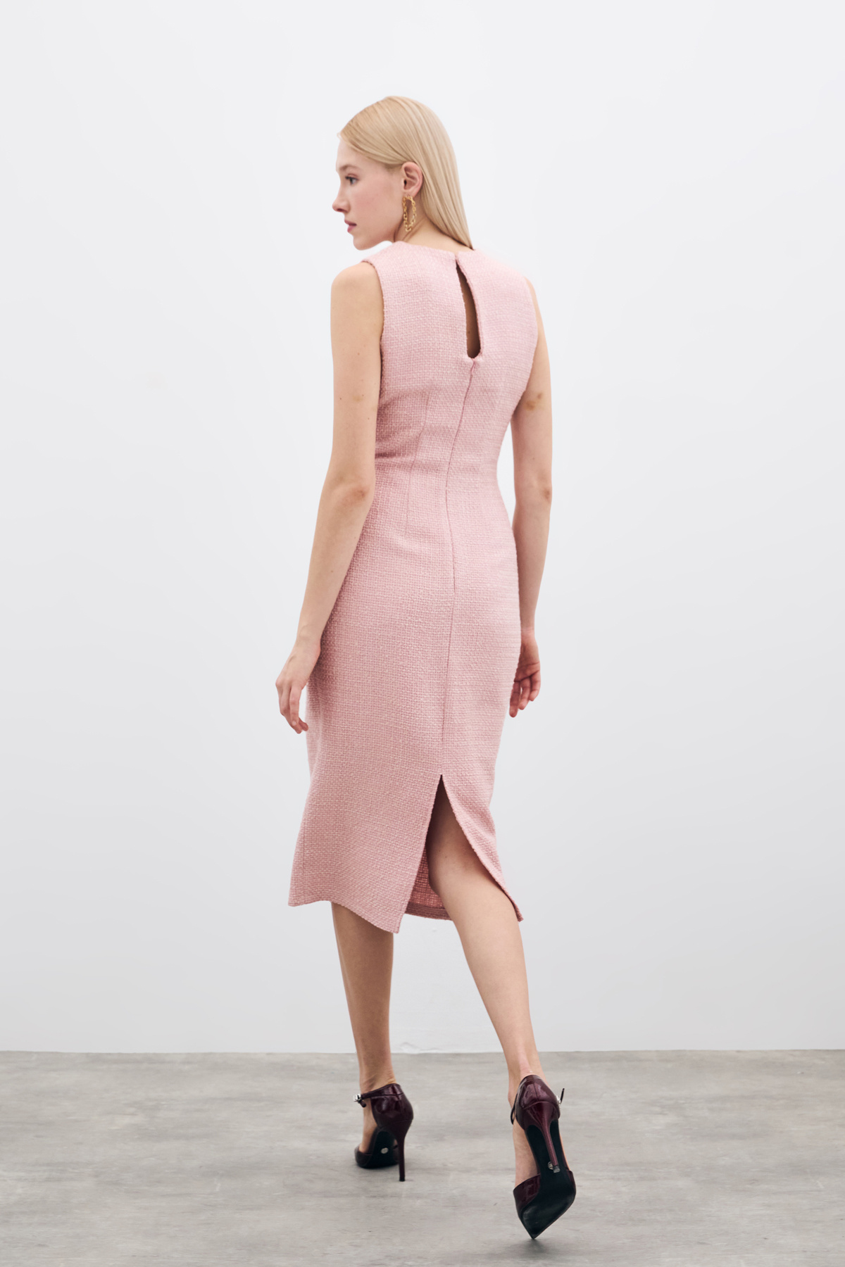 Kolsuz Uzun Tüvit Elbise - Pudra