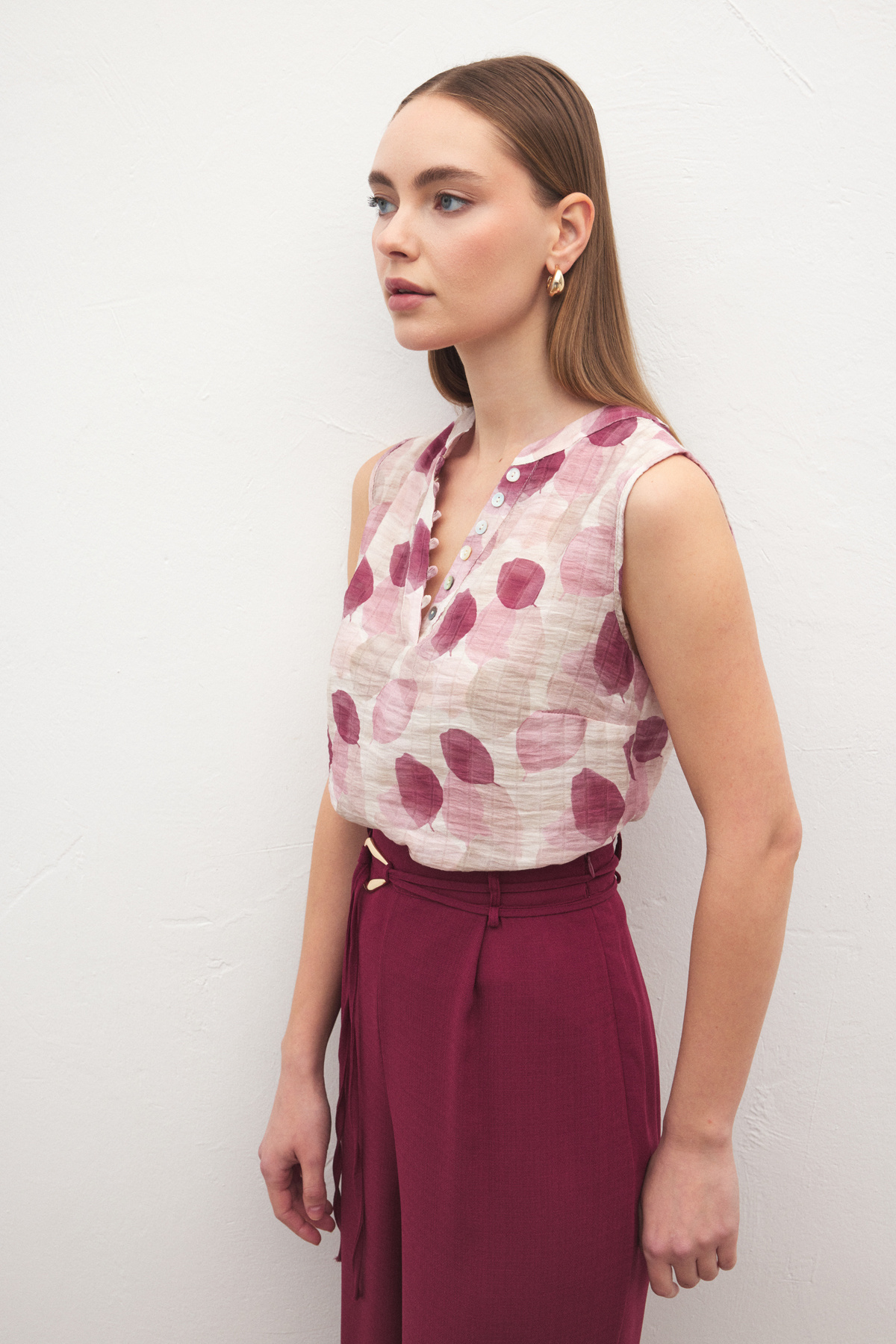 Sleeveless V-Neck Blouse - Murdum