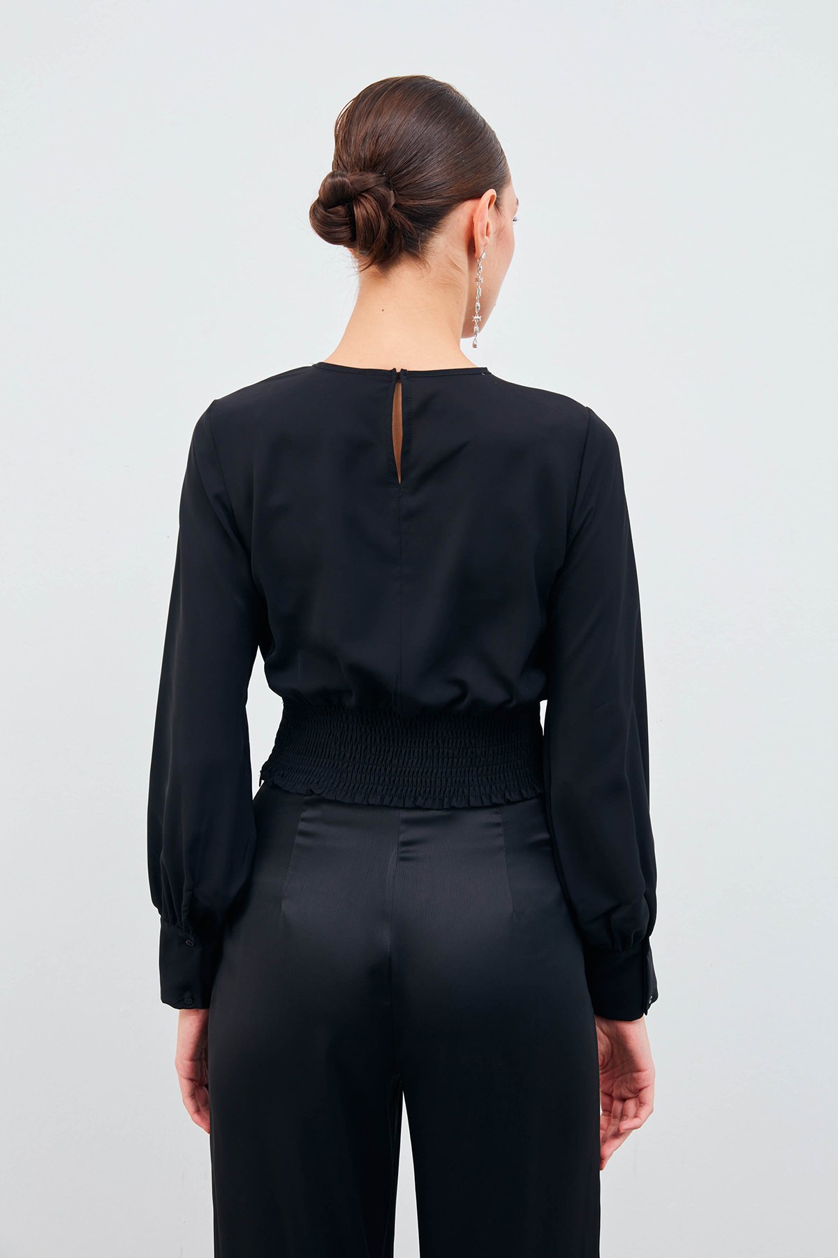 Kolye Detaylı Crop Bluz - SİYAH