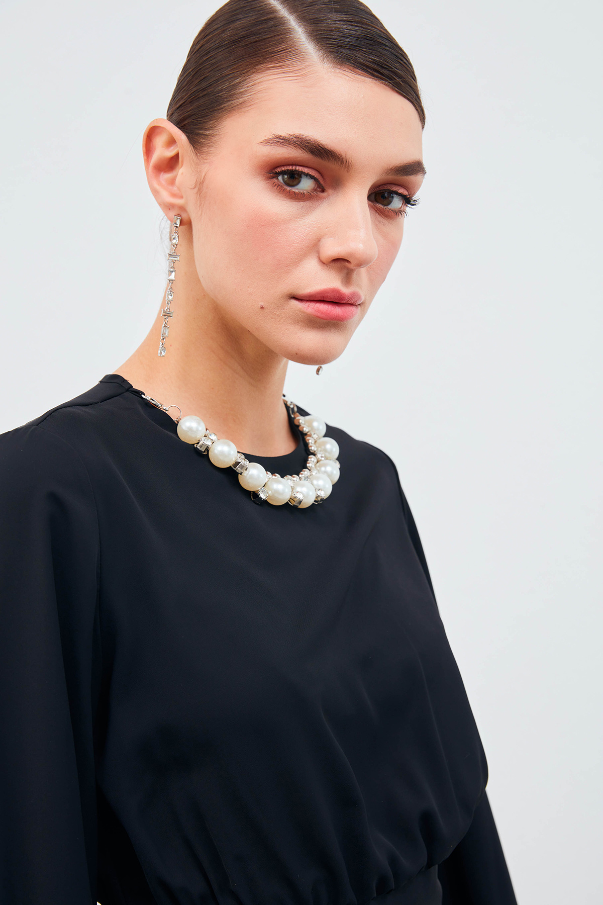 Kolye Detaylı Crop Bluz - SİYAH