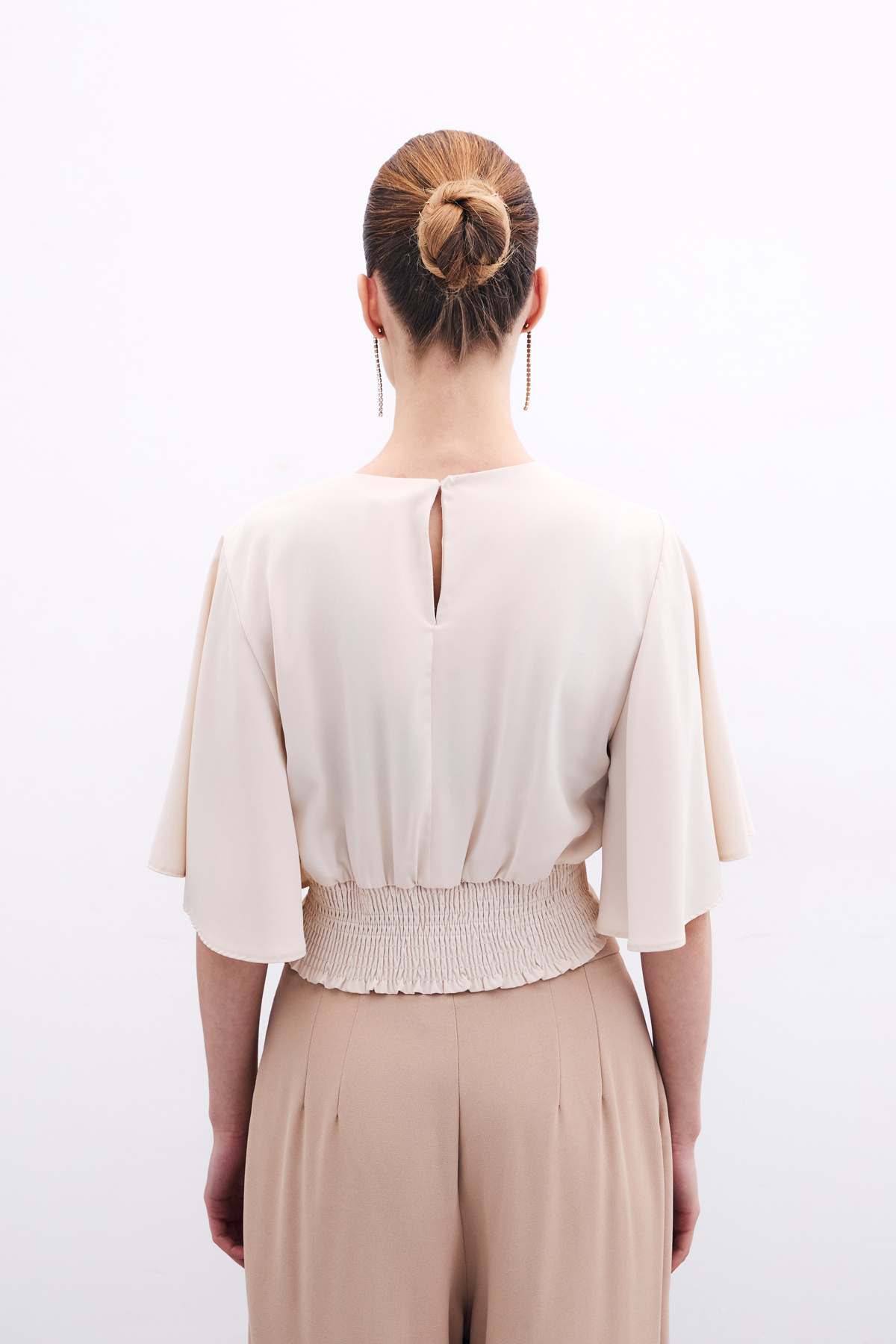 Kolyeli Kısa Kol Bluz - Bej