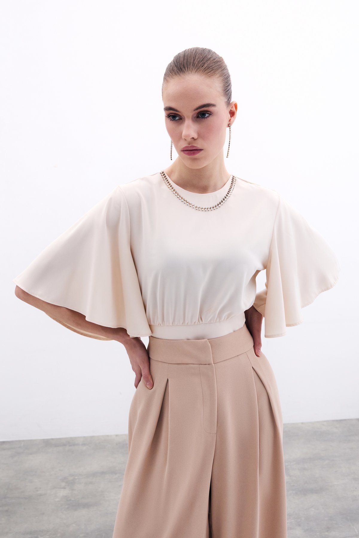 Kolyeli Kısa Kol Bluz - Bej