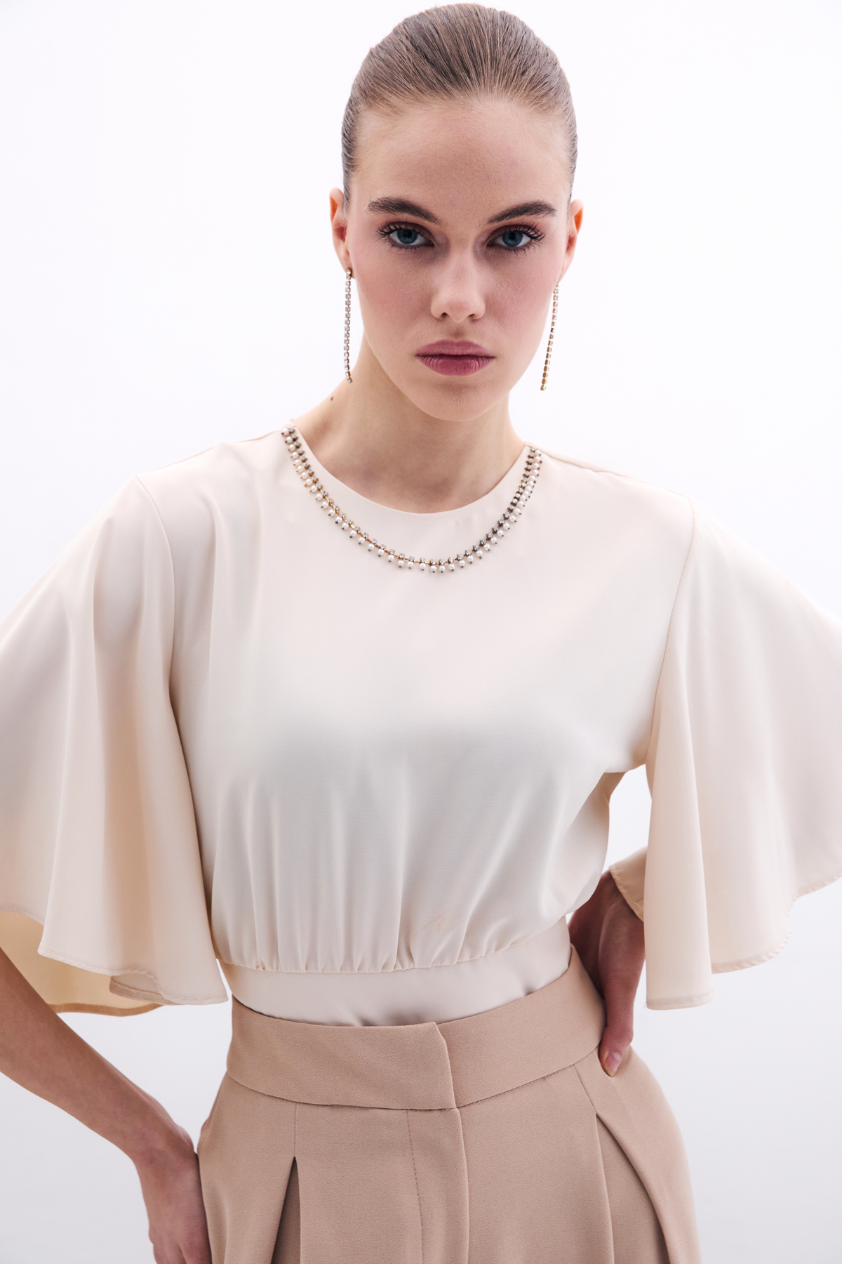 Kolyeli Kısa Kol Bluz - Bej