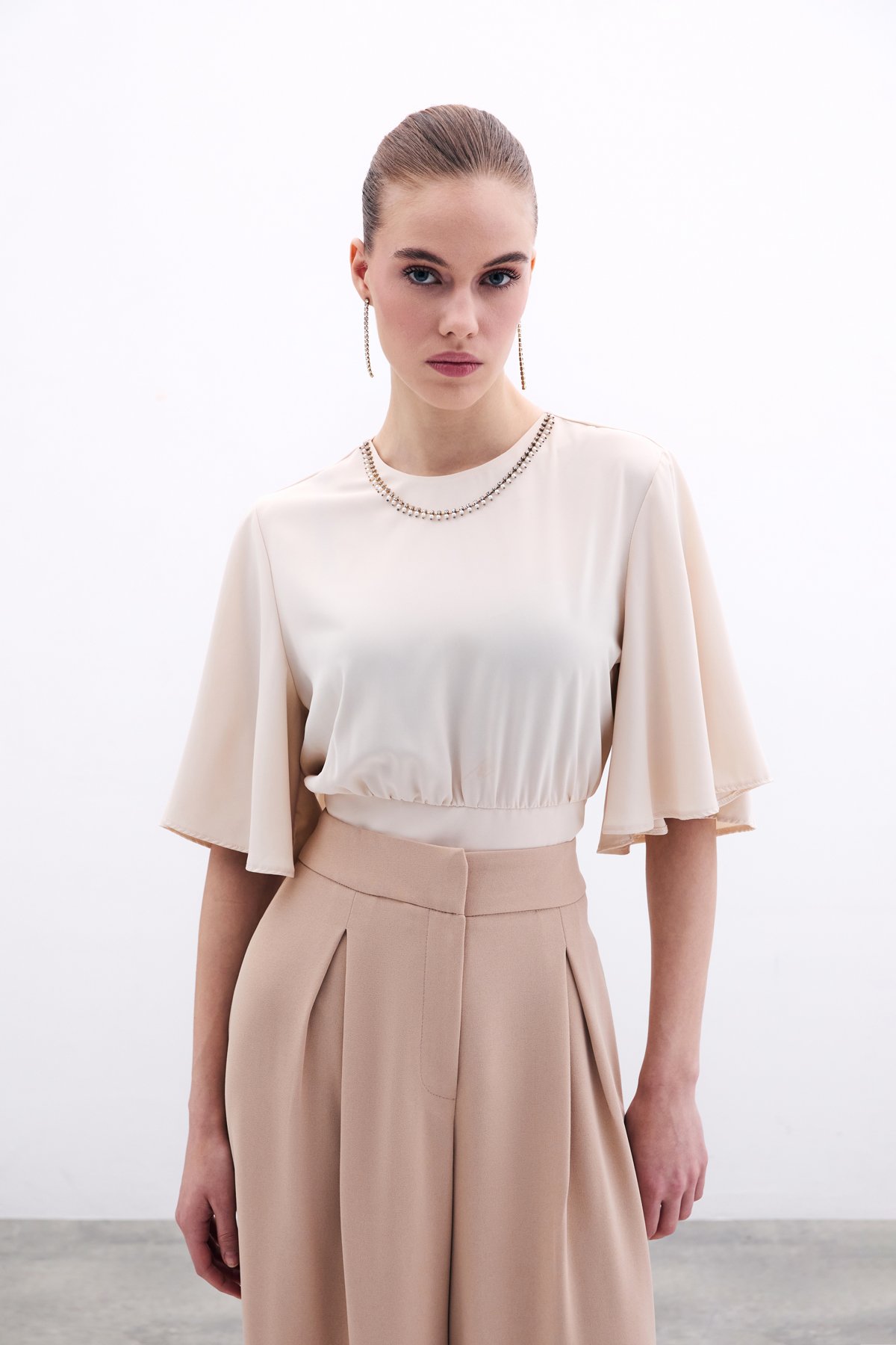 Kolyeli Kısa Kol Bluz - Bej