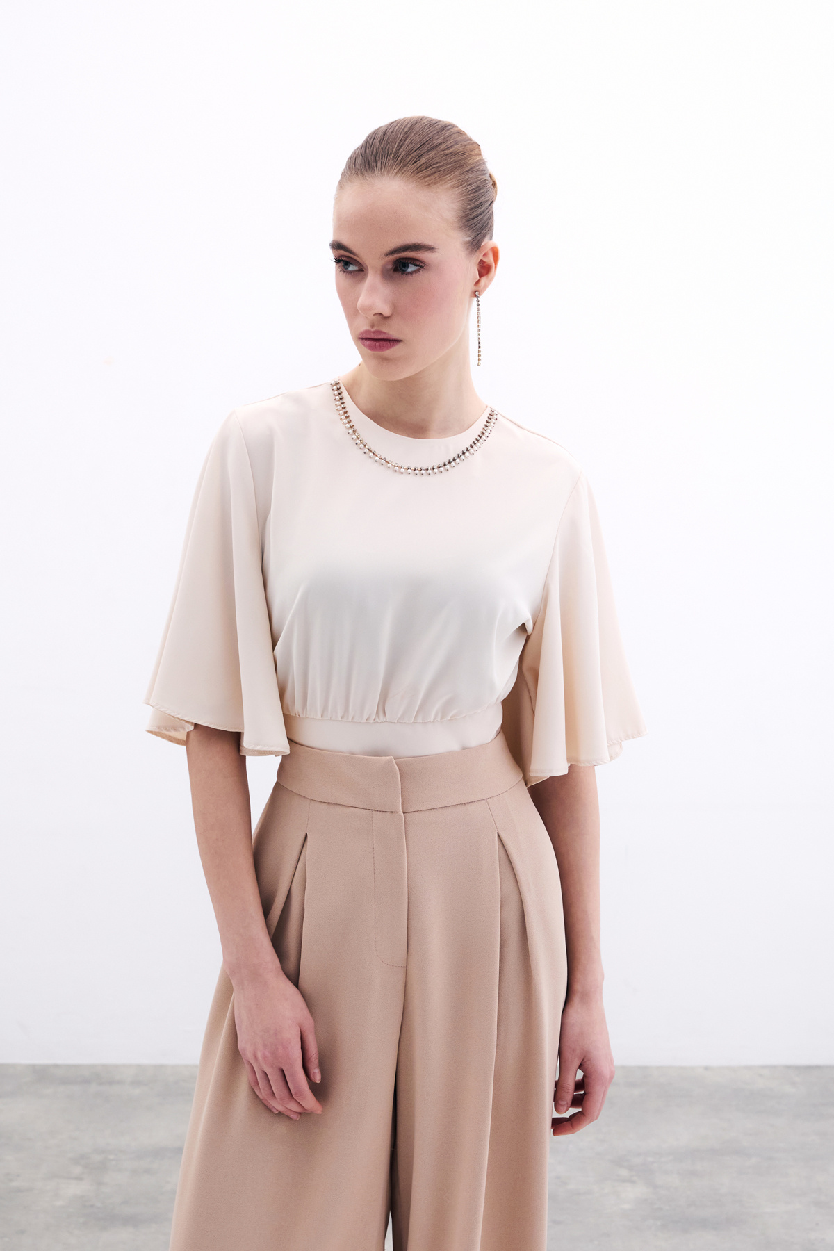 Kolyeli Kısa Kol Bluz - Bej