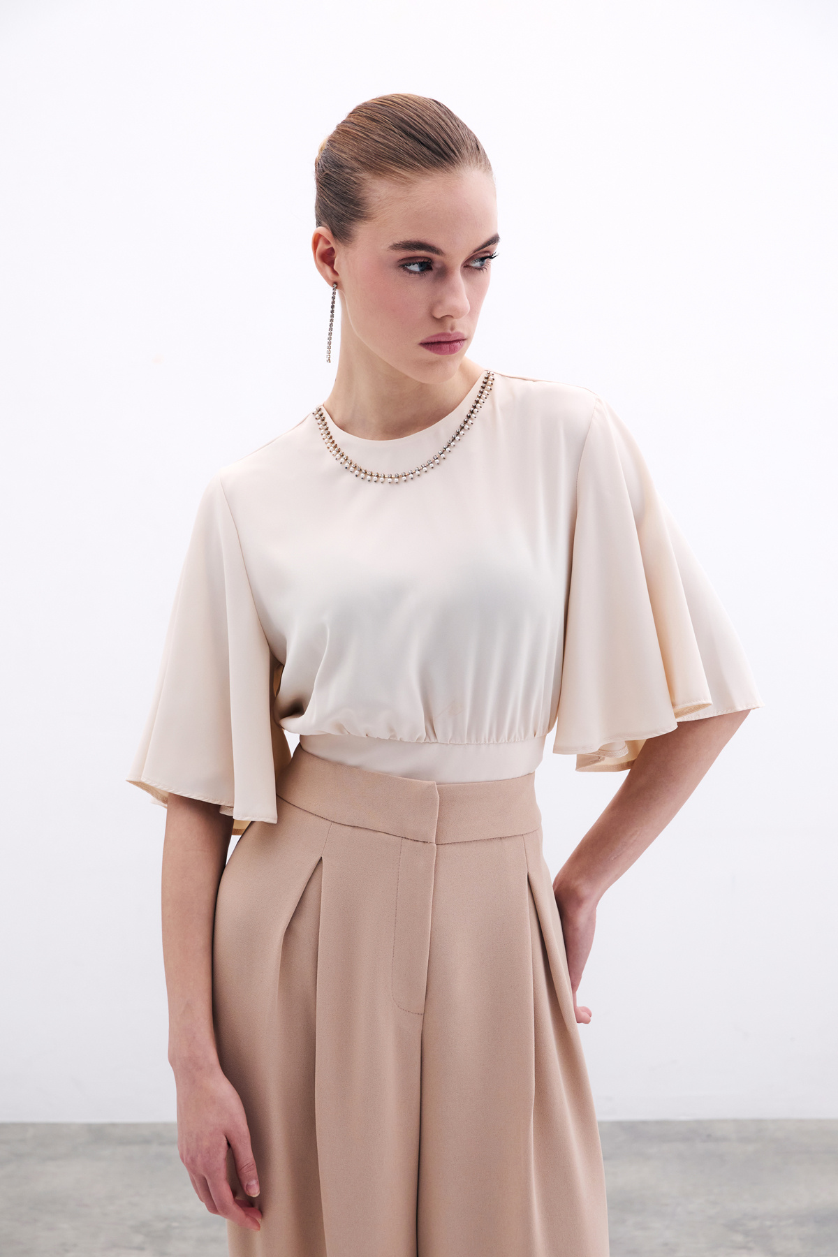 Kolyeli Kısa Kol Bluz - Bej