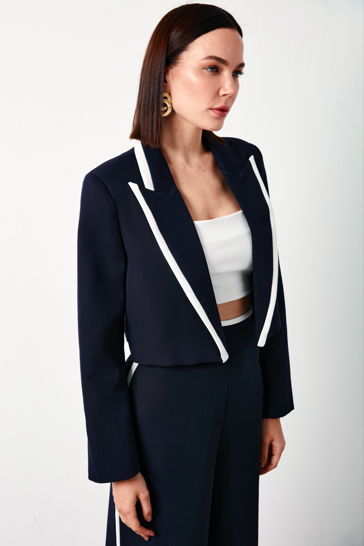 Kontrast Detaylı Kısa Ceket - LACİVERT