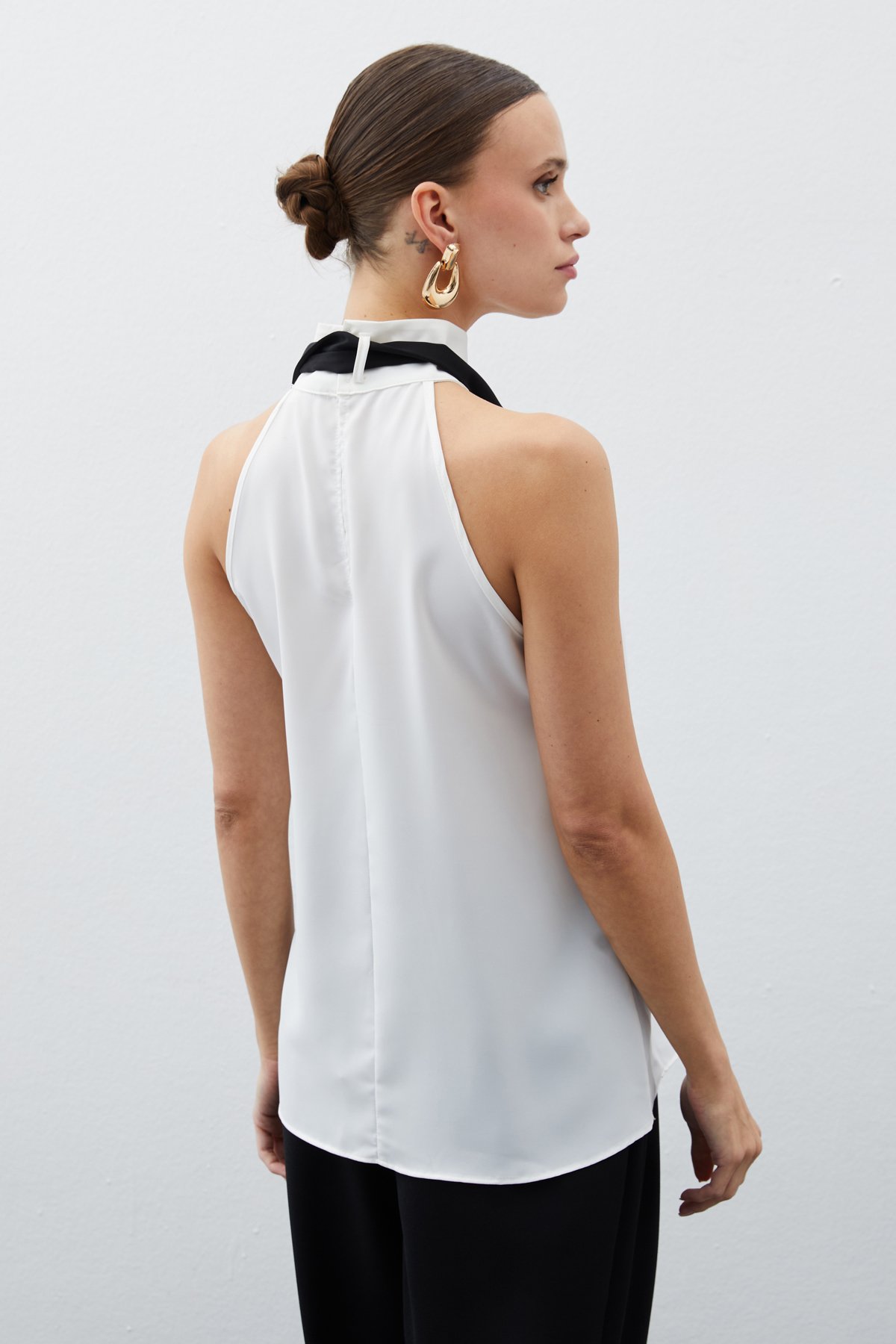 Kontrast Fularlı Kolsuz Bluz - EKRU