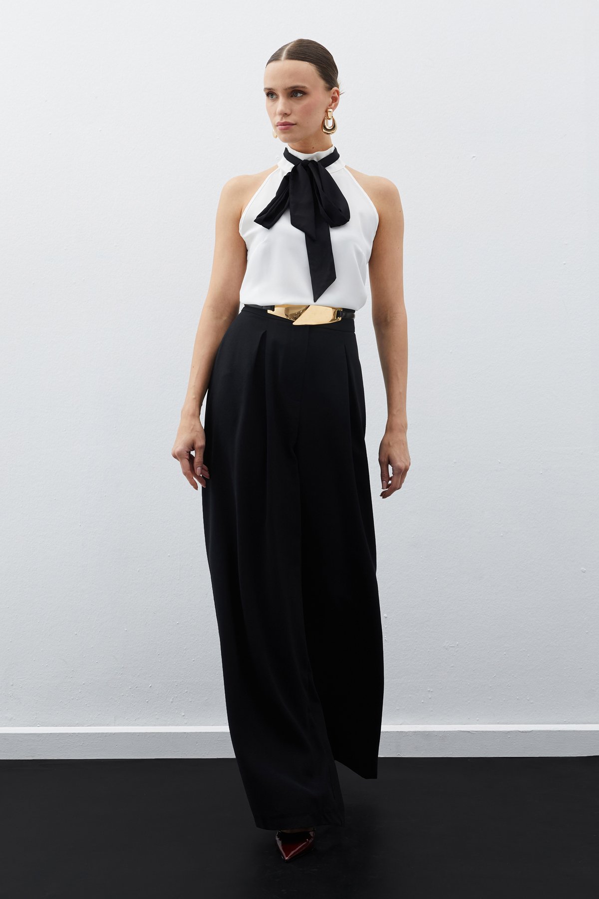 Kontrast Fularlı Kolsuz Bluz - EKRU