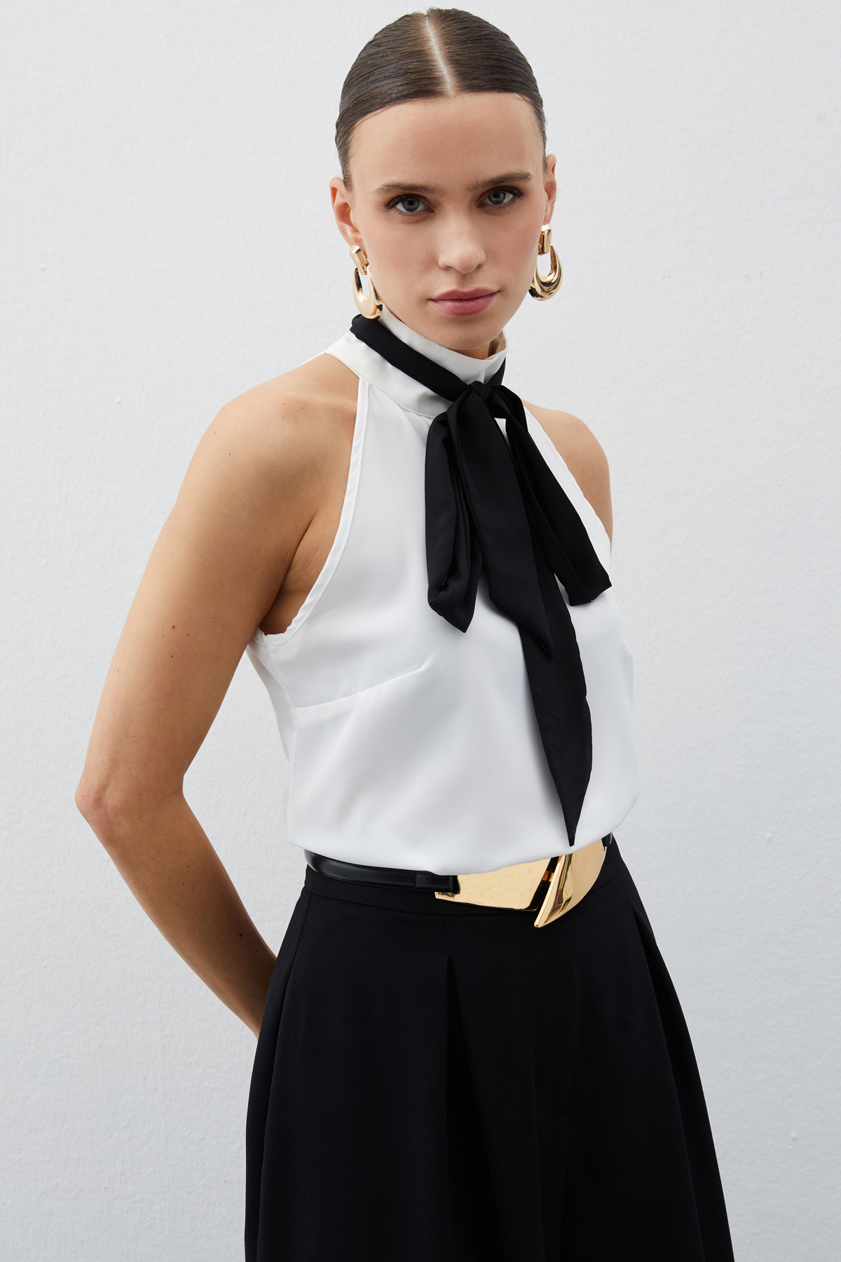 Kontrast Fularlı Kolsuz Bluz - EKRU