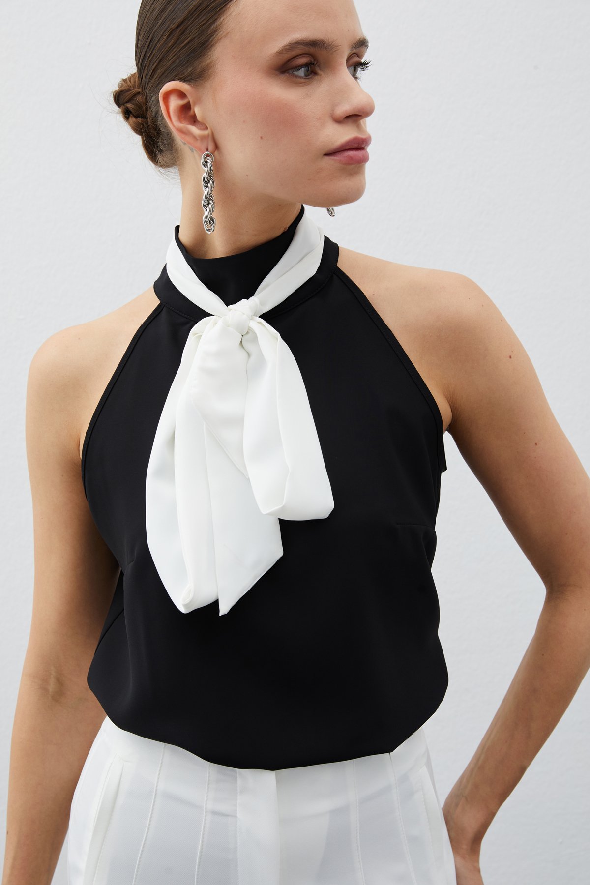 Contrast Scarf Sleeveless Blouse - BLACK