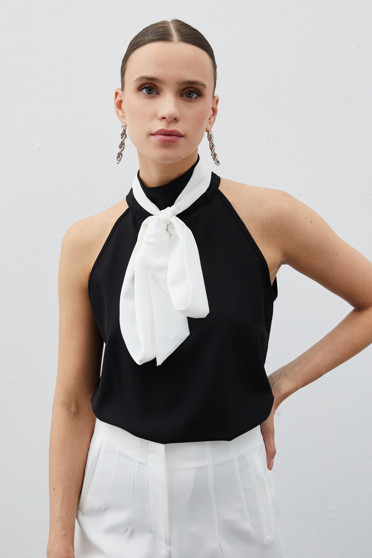Contrast Scarf Sleeveless Blouse - BLACK