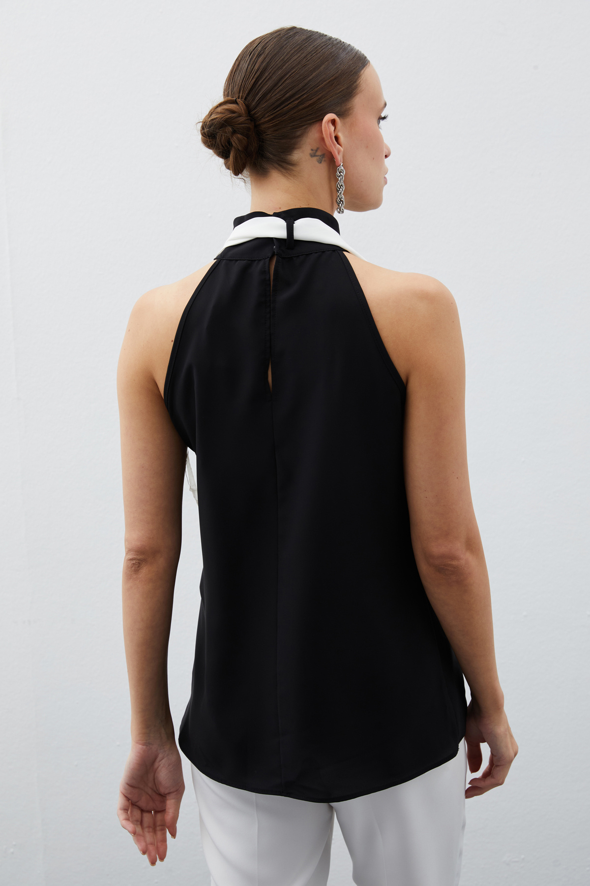 Contrast Scarf Sleeveless Blouse - BLACK