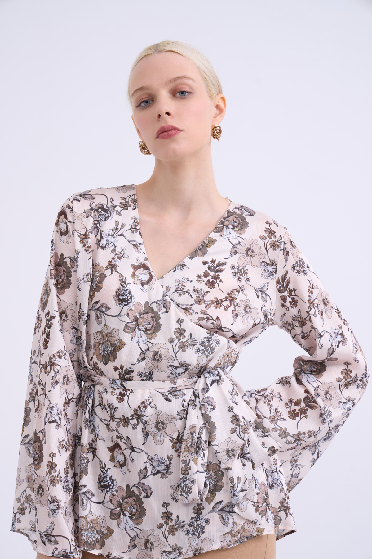 Double-breasted floral print belted blouse - BEIGE