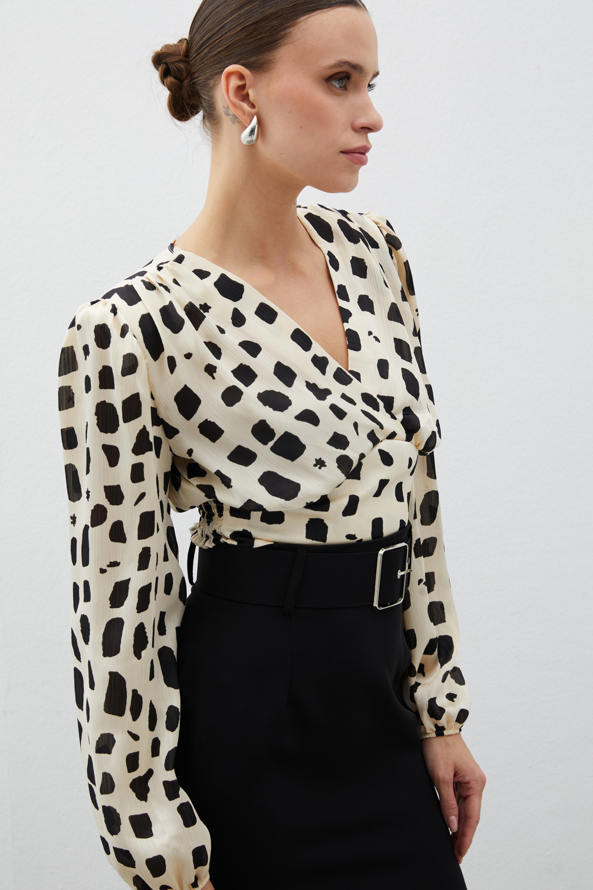 Kruvaze Desenli Kısa Bluz - BEJ-SİYAH