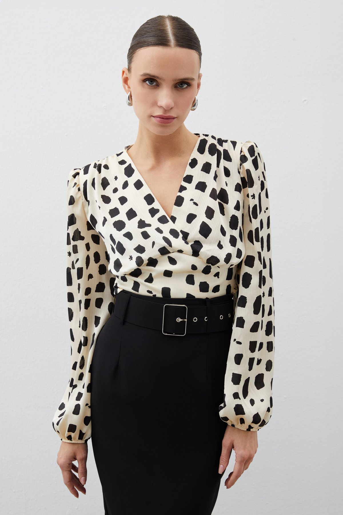 Kruvaze Desenli Kısa Bluz - BEJ-SİYAH