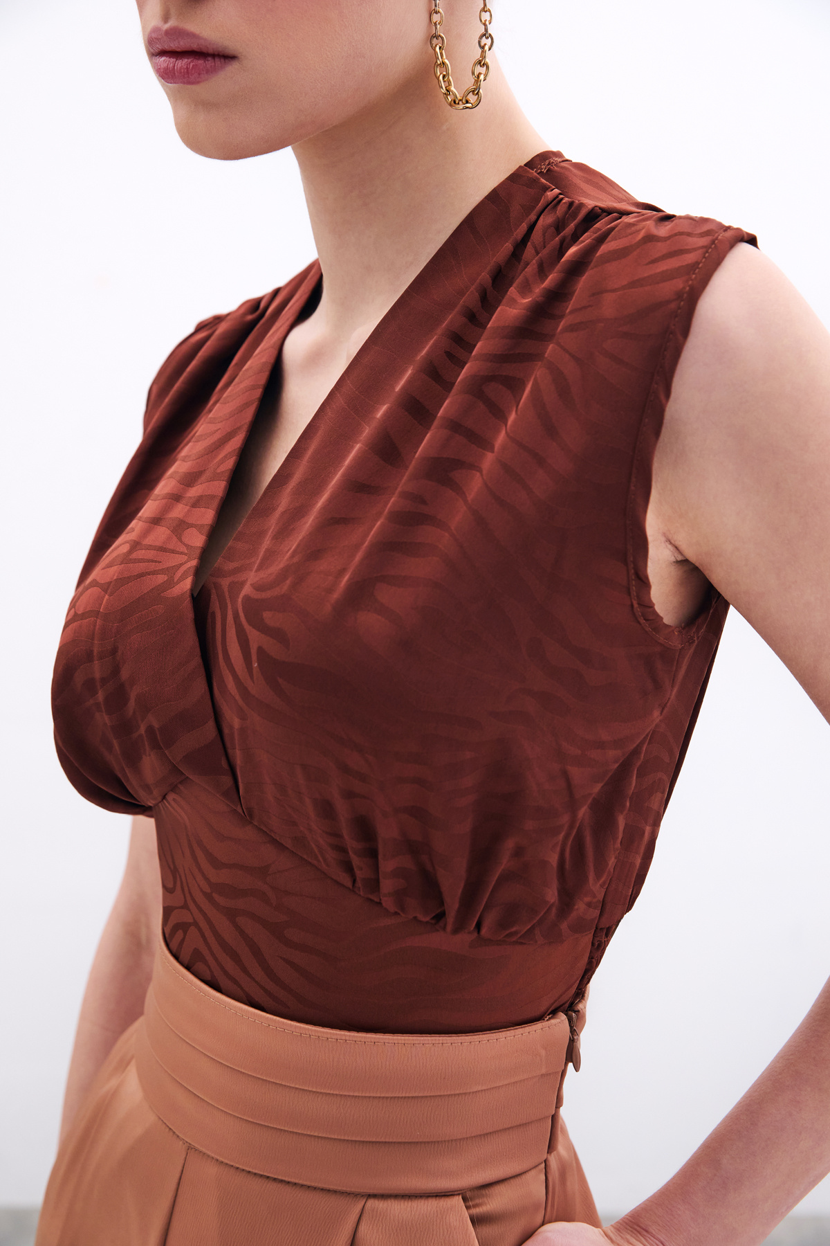 Kruvaze Desenli Saten Bluz - Kahve