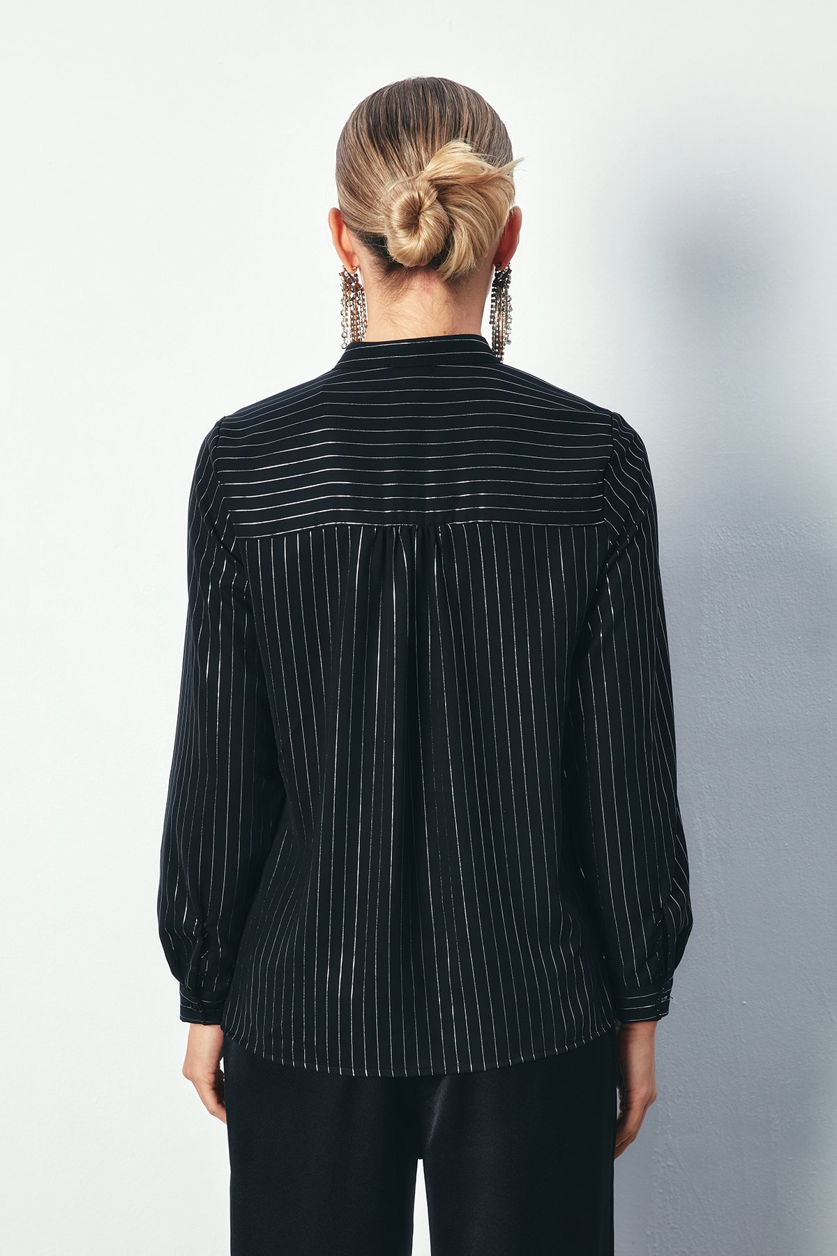 Kruvaze Parlak Çizgili Bluz - SİYAH