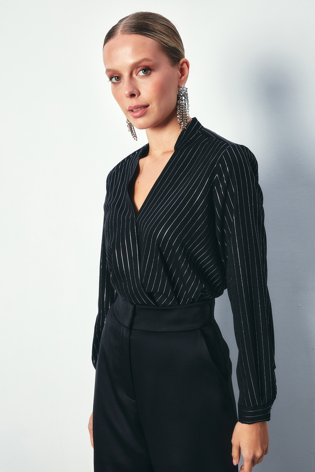 Kruvaze Parlak Çizgili Bluz - SİYAH