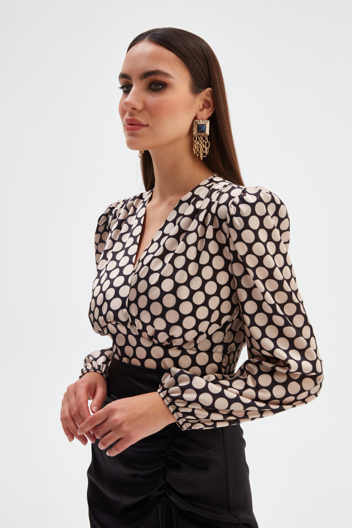 Kruvaze Puantiye Desenli Saten Bluz - BEJ-SİYAH