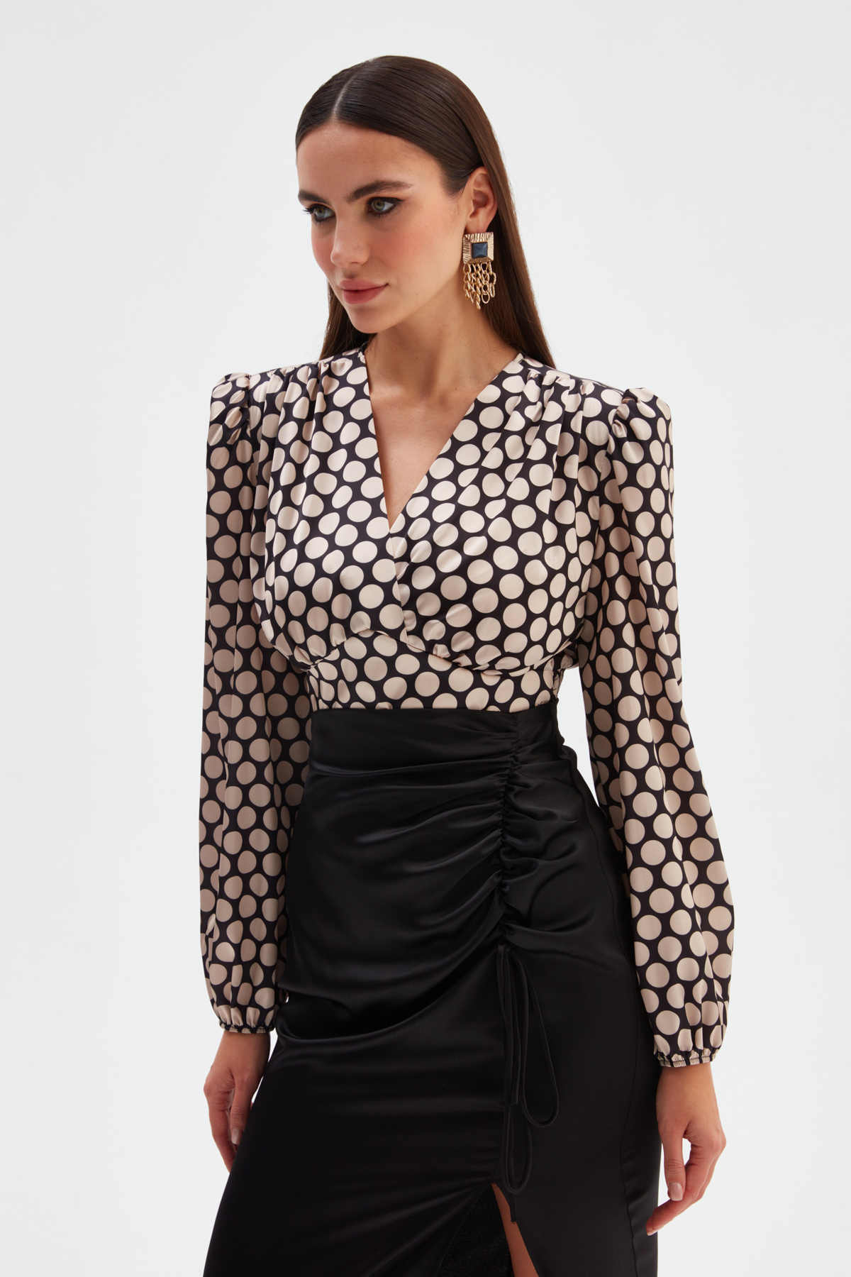 Kruvaze Puantiye Desenli Saten Bluz - BEJ-SİYAH