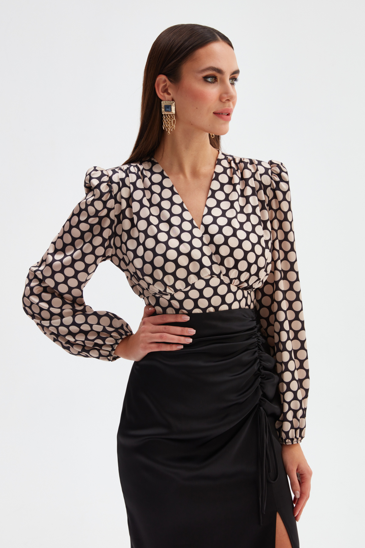 Kruvaze Puantiye Desenli Saten Bluz - BEJ-SİYAH