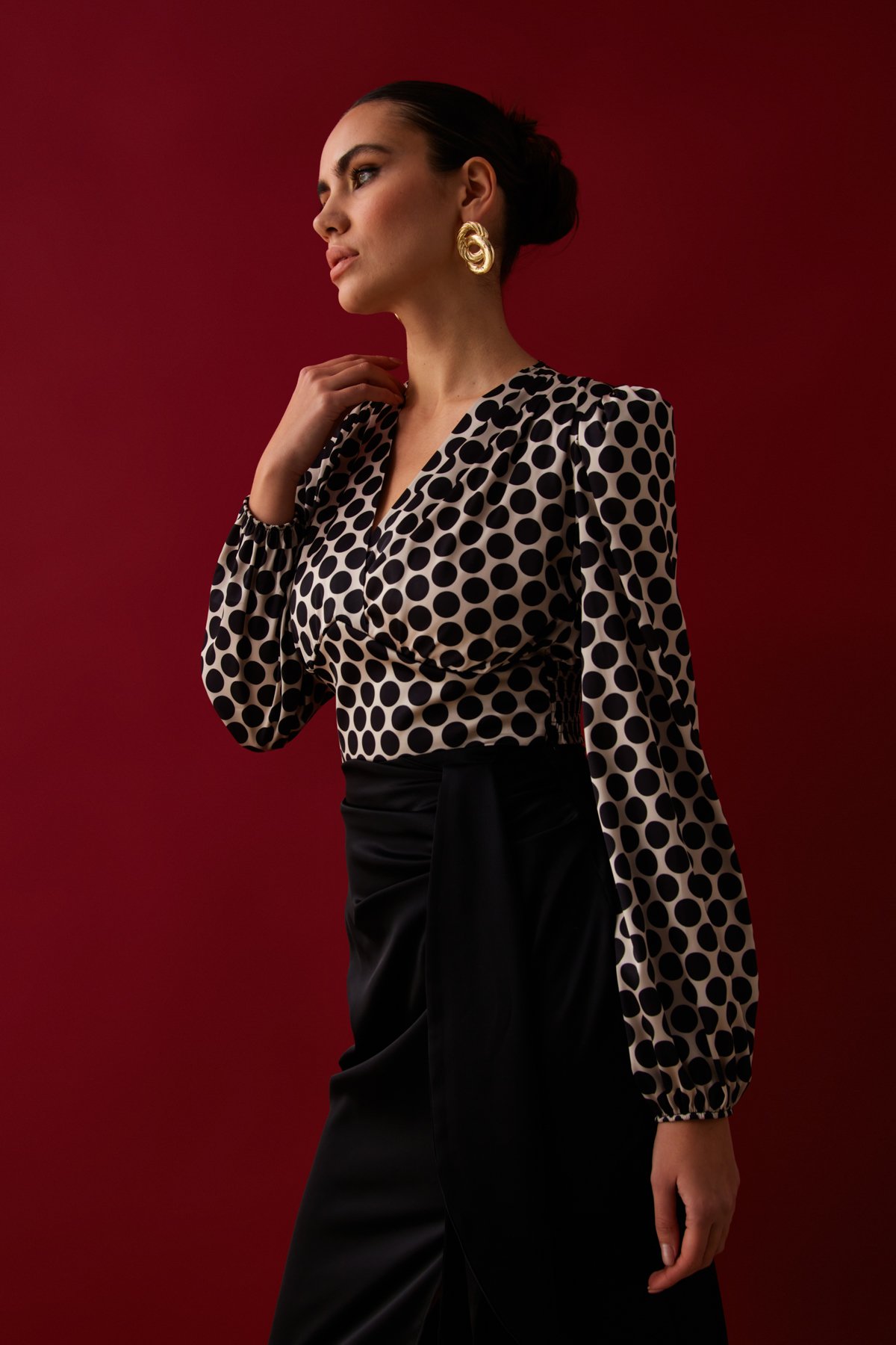 Kruvaze Puantiye Desenli Saten Bluz - SİYAH-BEJ