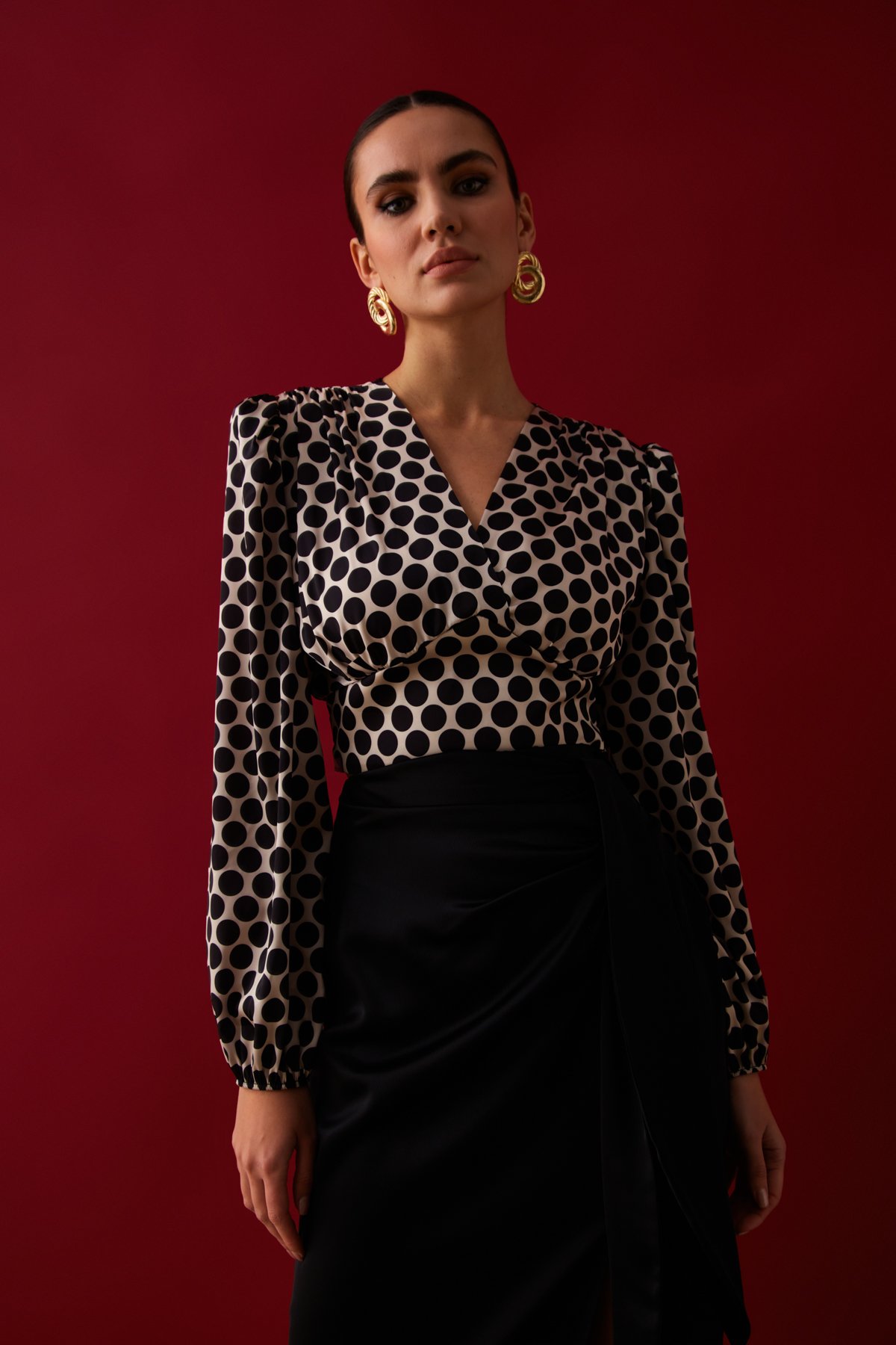 Kruvaze Puantiye Desenli Saten Bluz - SİYAH-BEJ