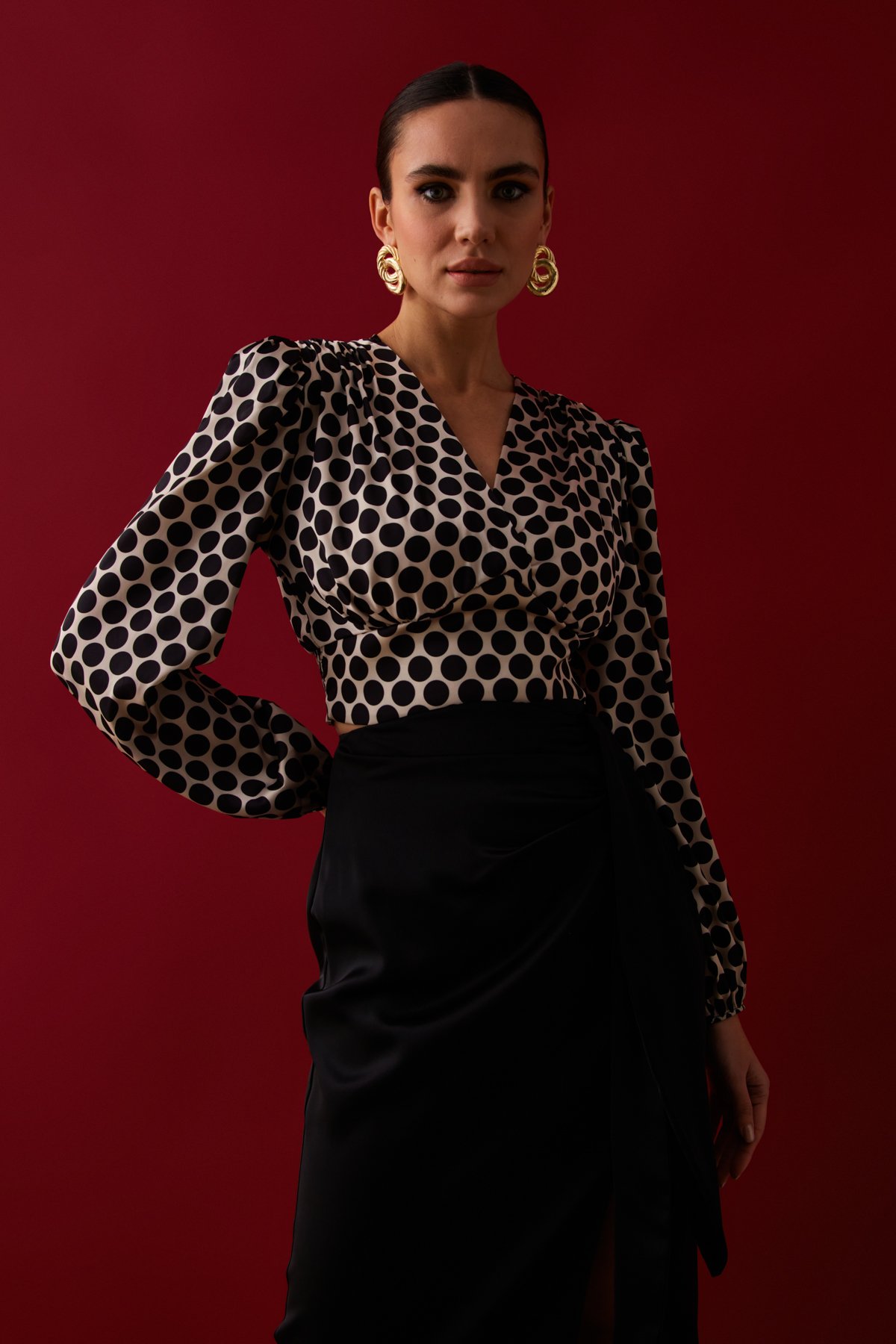 Kruvaze Puantiye Desenli Saten Bluz - SİYAH-BEJ