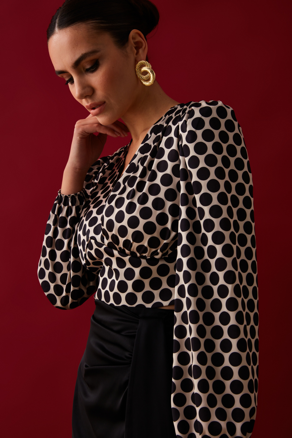 Kruvaze Puantiye Desenli Saten Bluz - SİYAH-BEJ