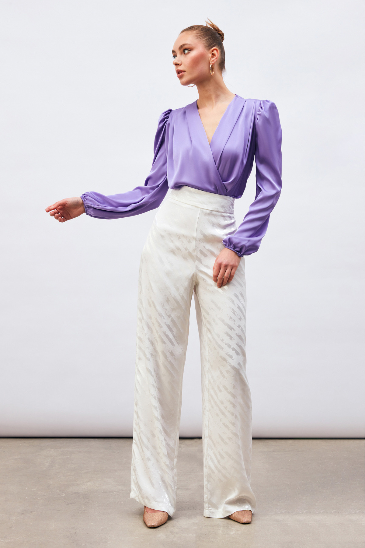 Kruvaze Saten Bodysuit Bluz - LİLA