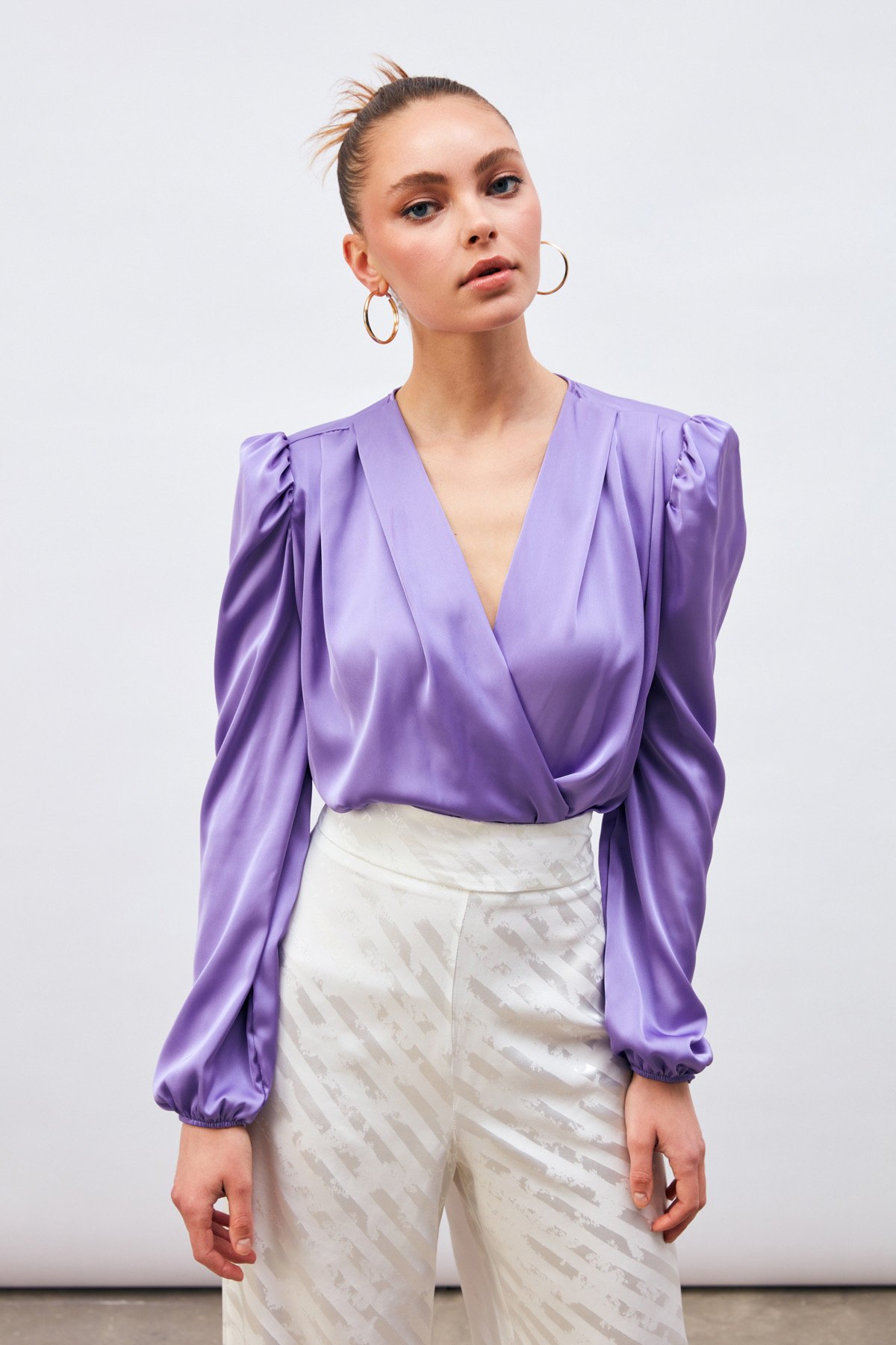 Kruvaze Saten Bodysuit Bluz - LİLA