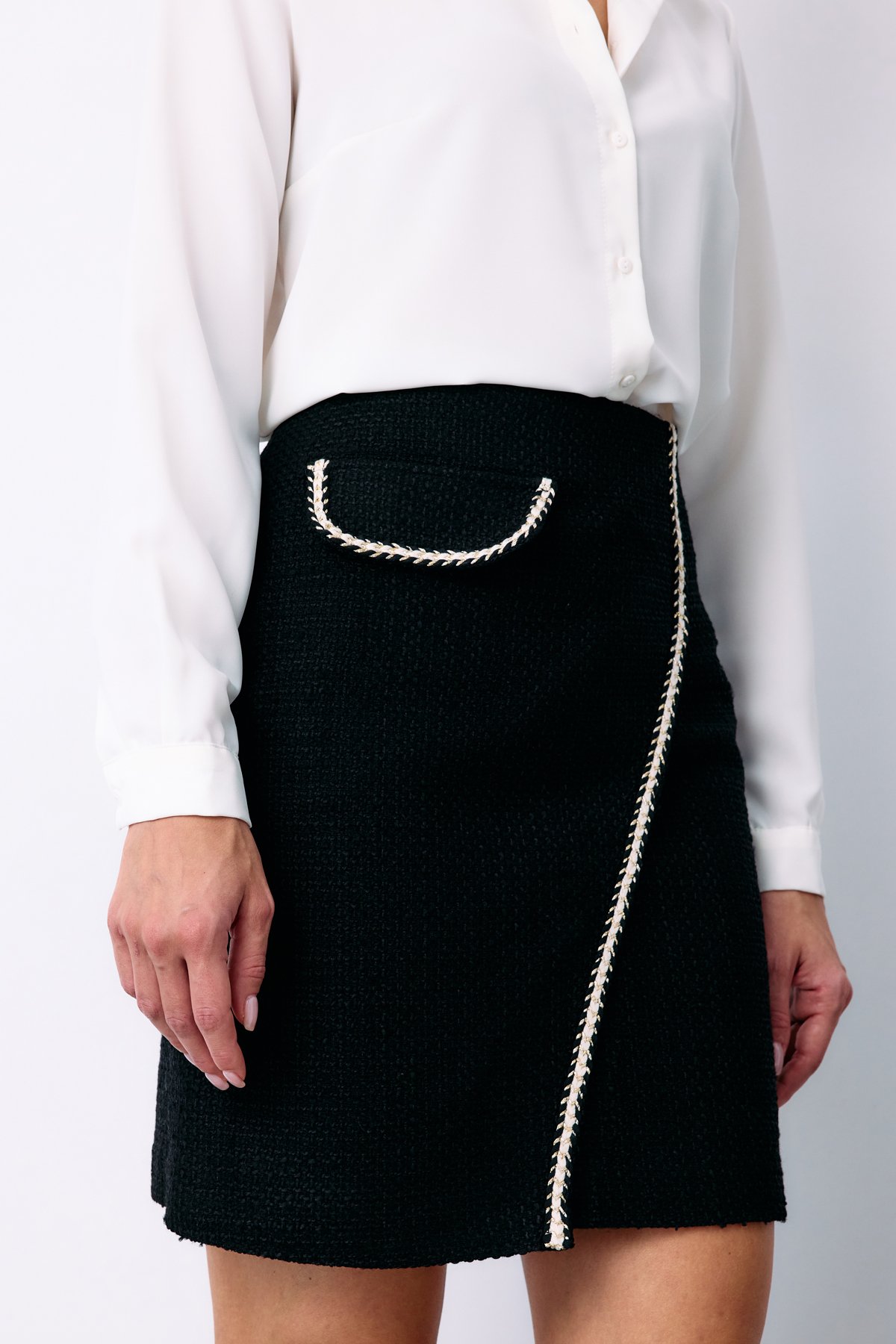 Kruvaze Süs Cepli Kısa Etek - SİYAH