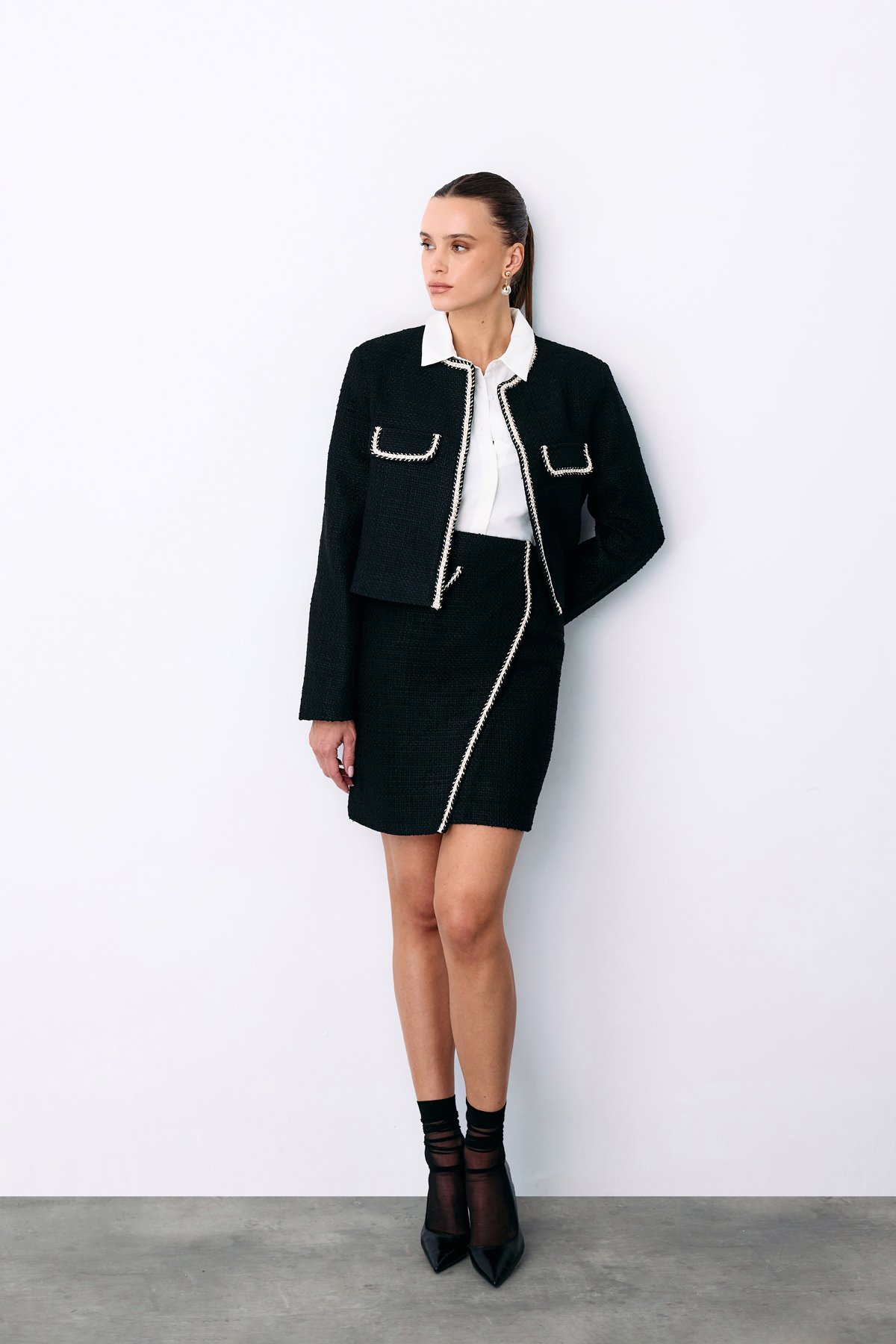 Kruvaze Süs Cepli Kısa Etek - SİYAH