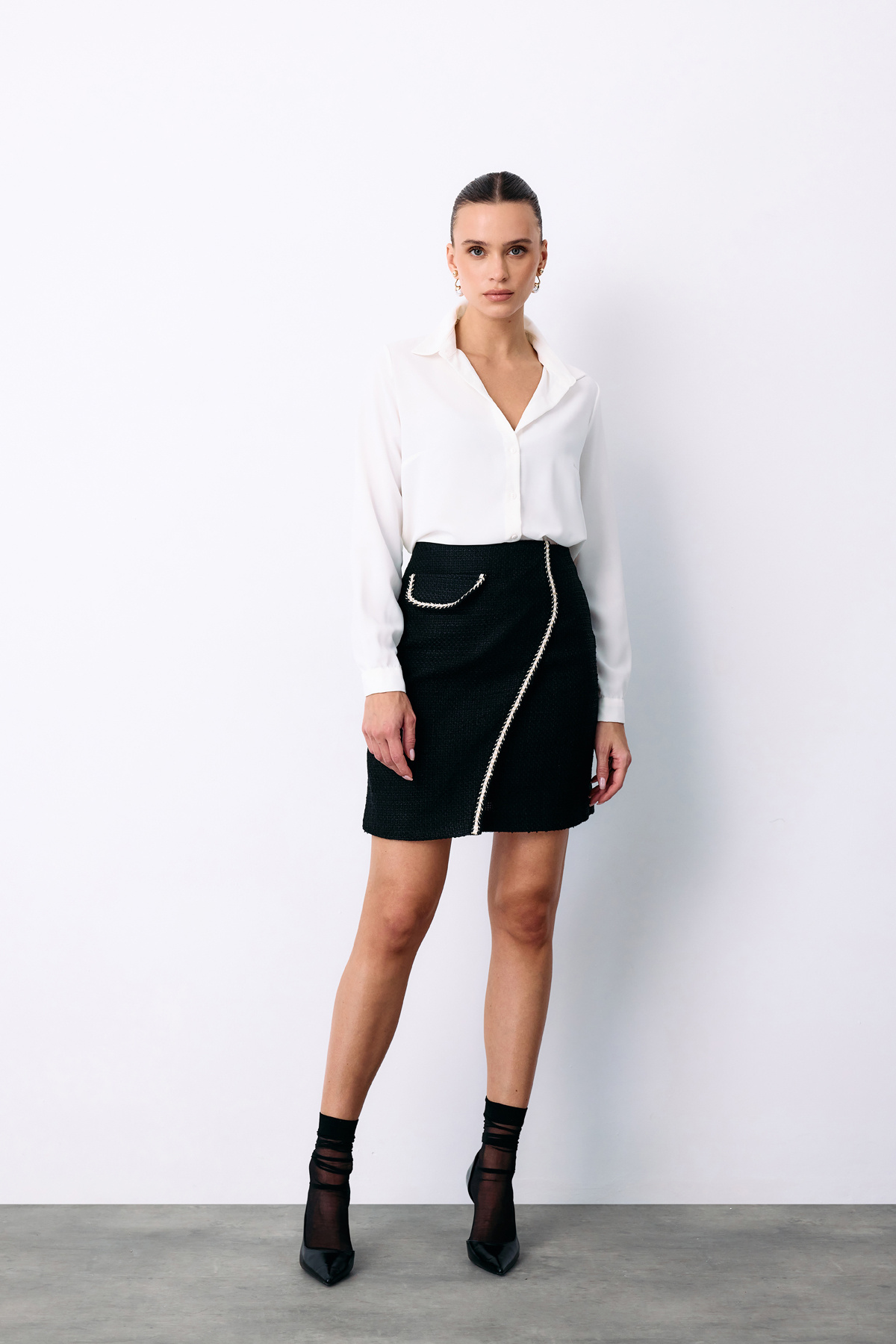 Kruvaze Süs Cepli Kısa Etek - SİYAH