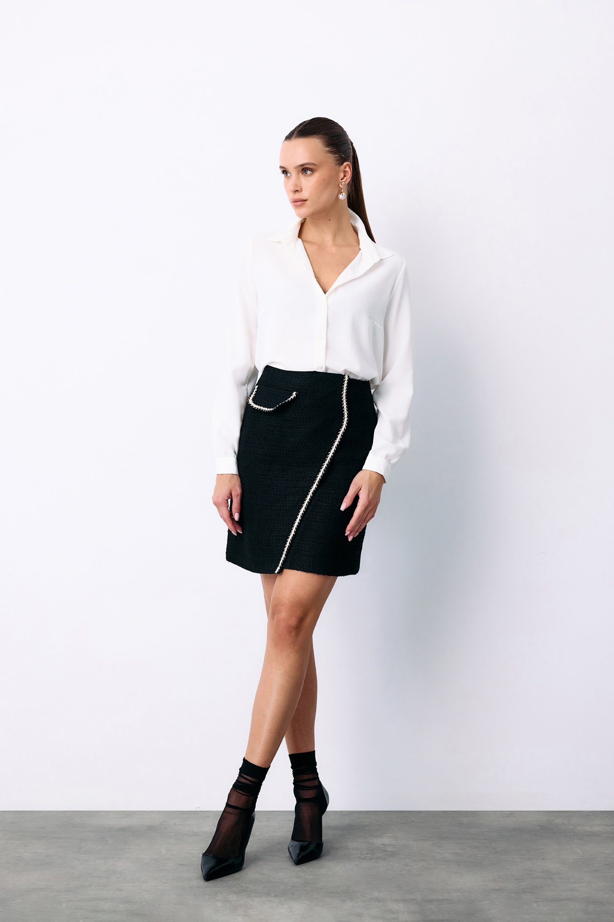 Kruvaze Süs Cepli Kısa Etek - SİYAH