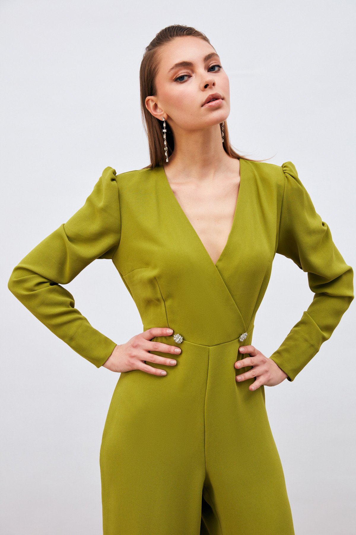 Kruvaze Süs Taşlı Krep Tulum - YAĞ YEŞİLİ