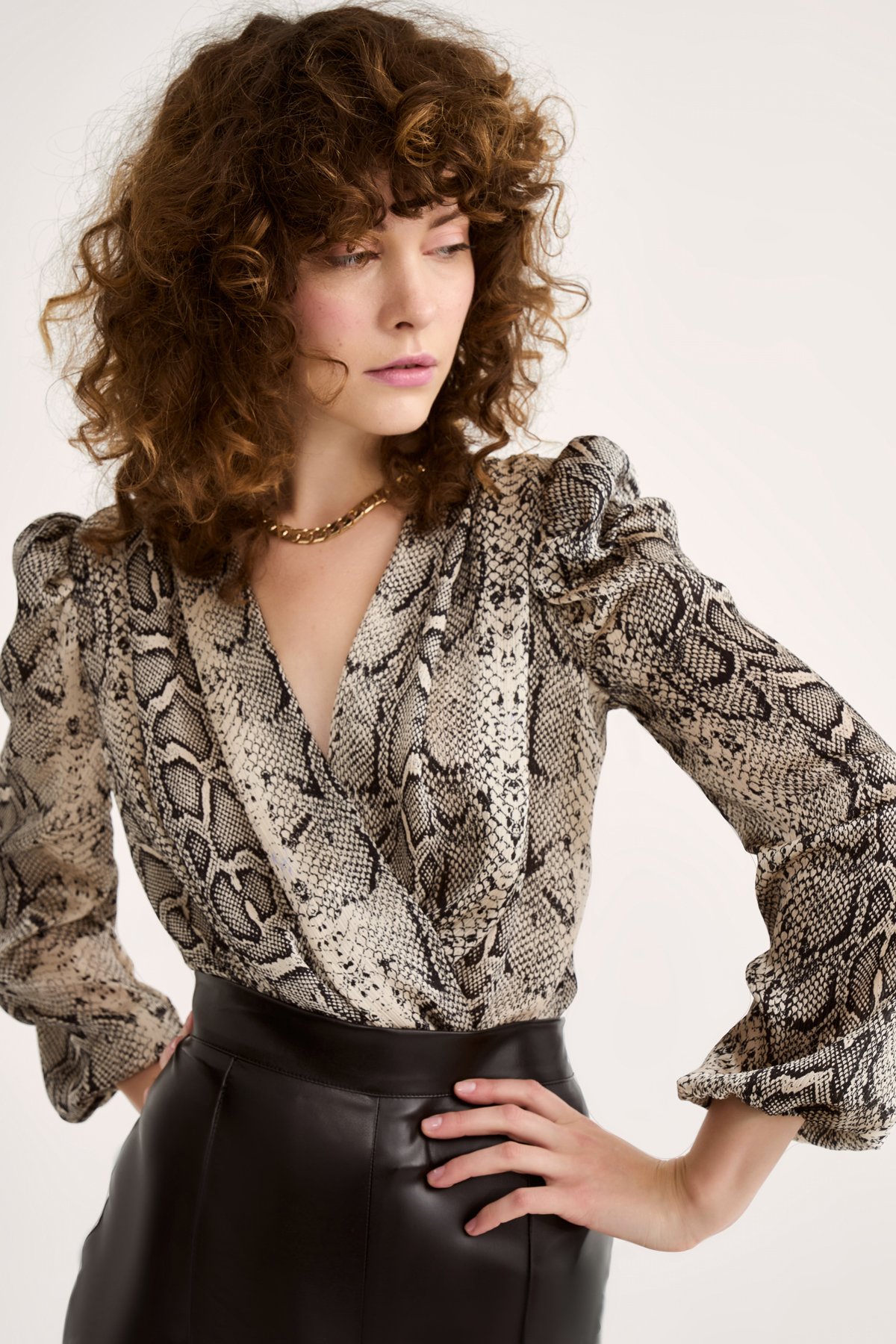 Kruvaze yılan desen bodysuit - SİYAH