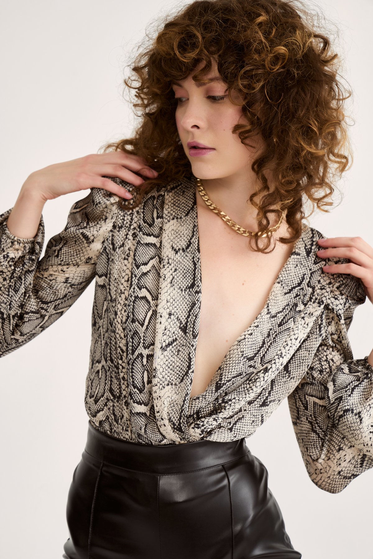 Kruvaze yılan desen bodysuit - SİYAH