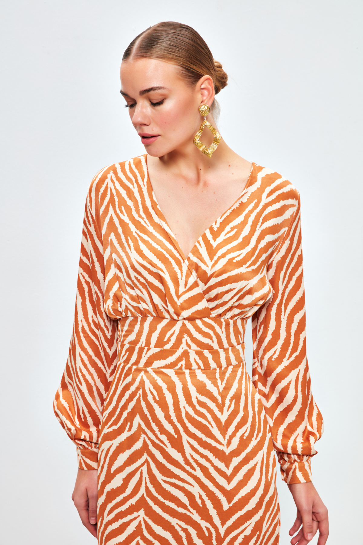 Kruvaze Zebra Desenli Saten Bluz - CAMEL