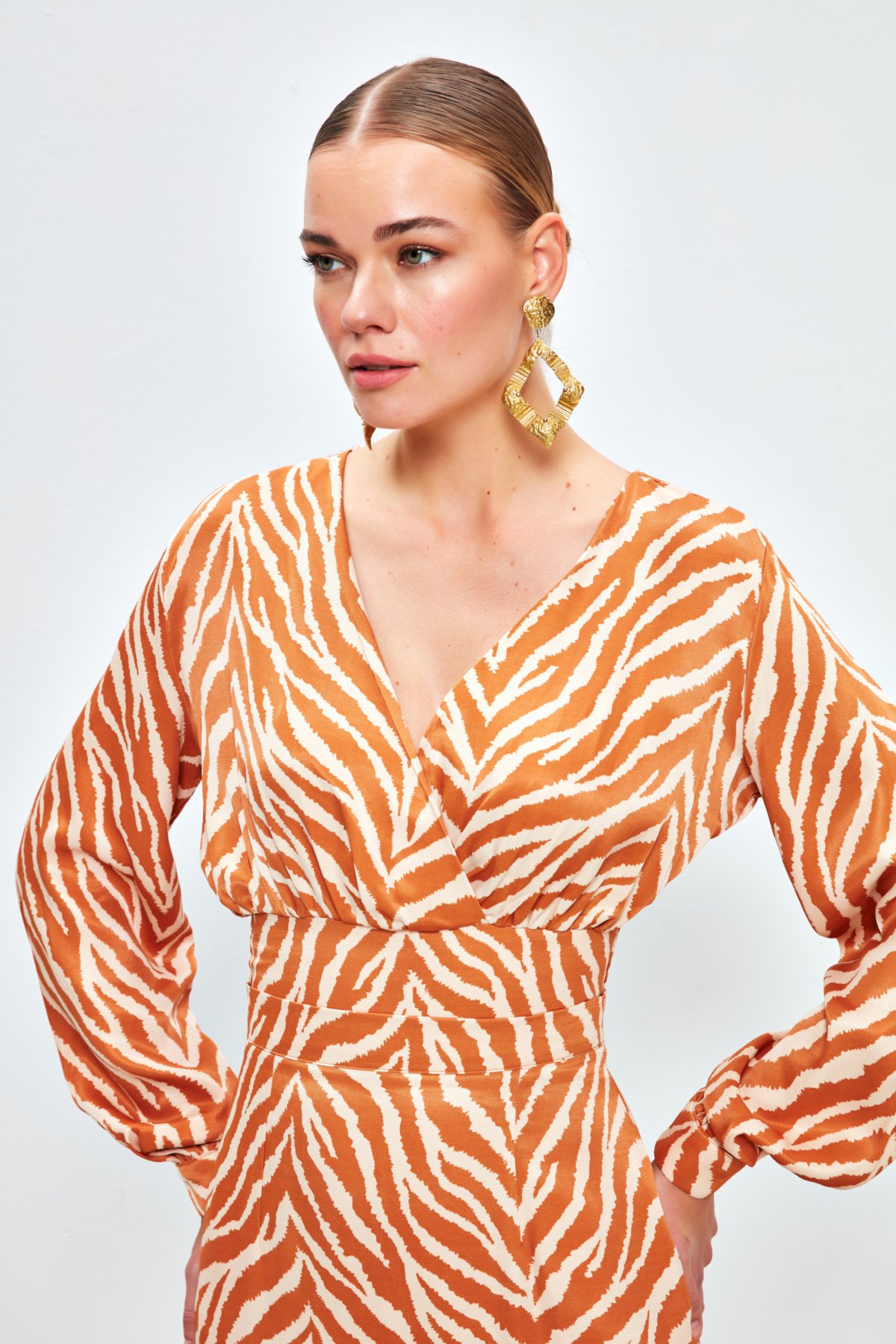 Kruvaze Zebra Desenli Saten Bluz - CAMEL