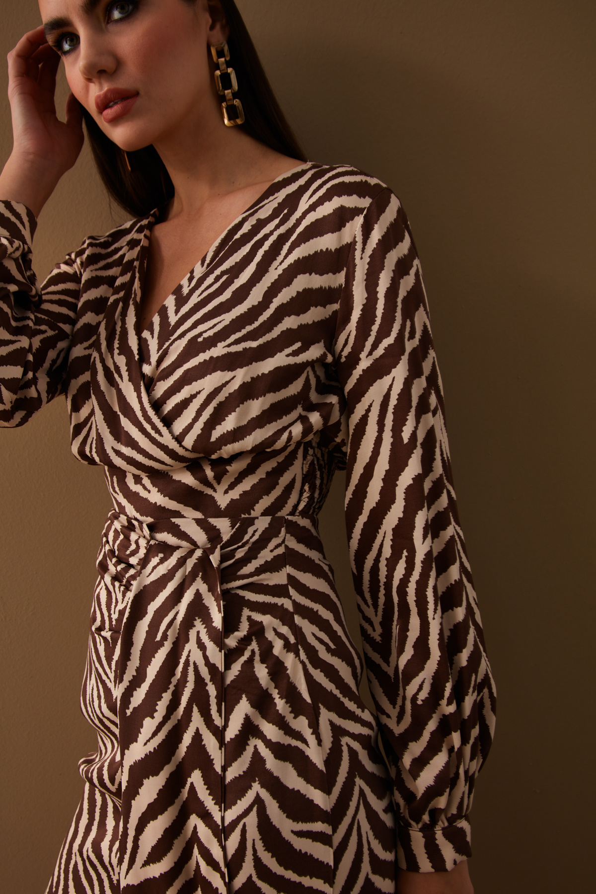 Kruvaze Zebra Desenli Saten Bluz - KAHVE