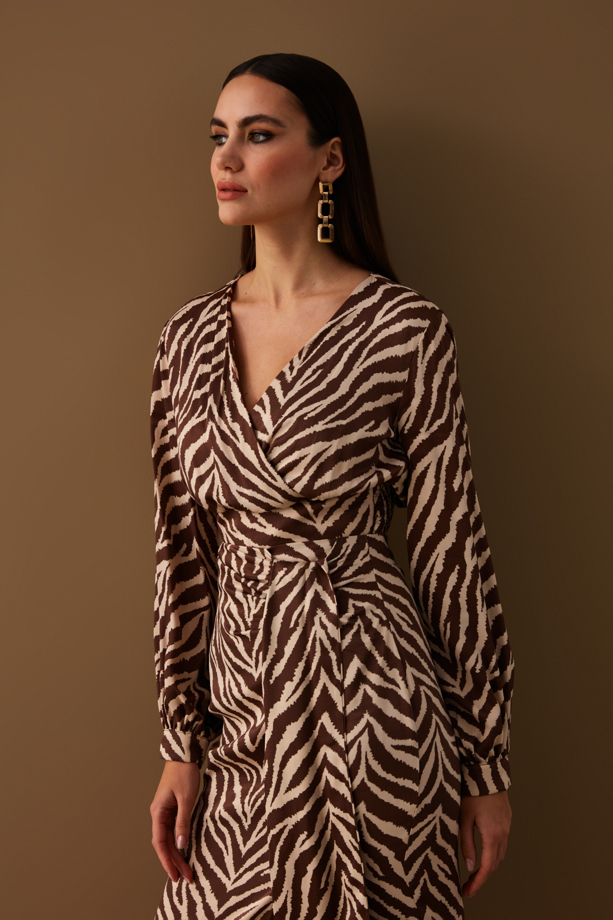 Kruvaze Zebra Desenli Saten Bluz - KAHVE