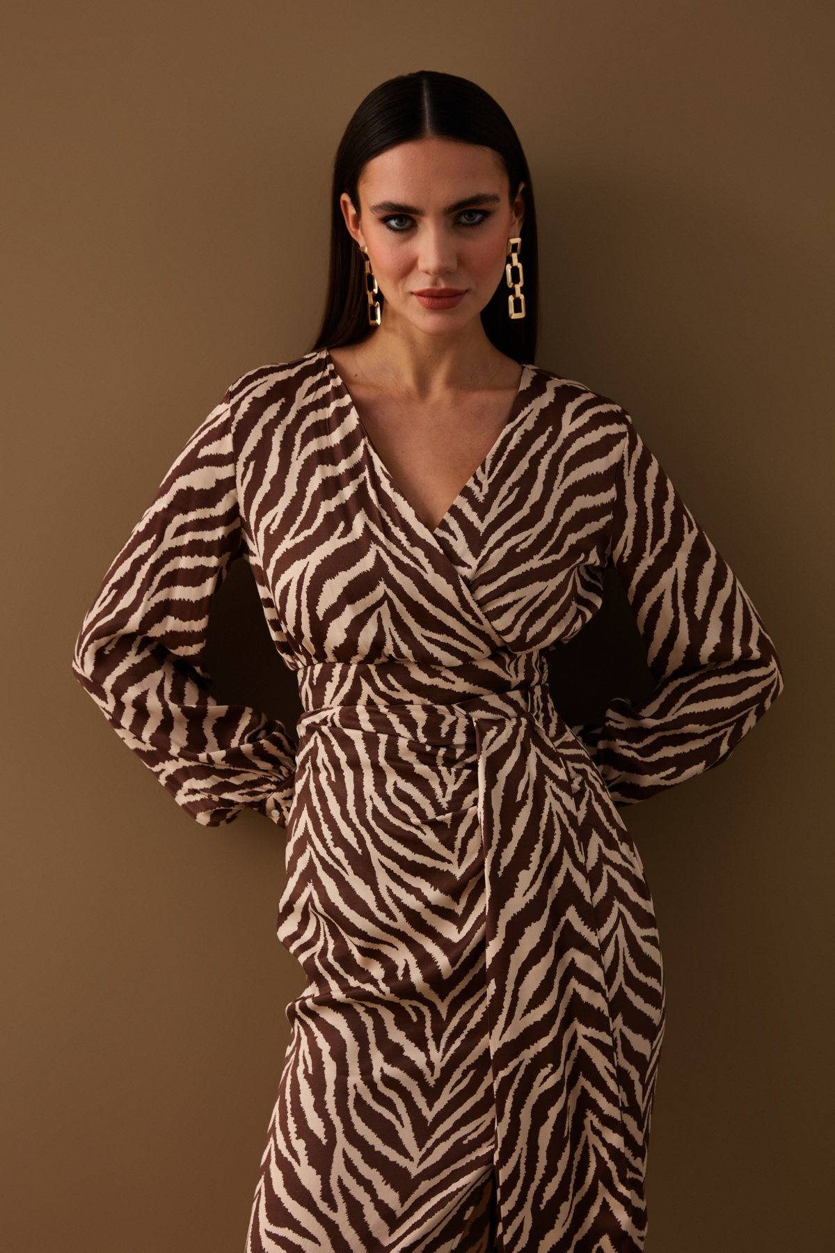 Kruvaze Zebra Desenli Saten Bluz - KAHVE