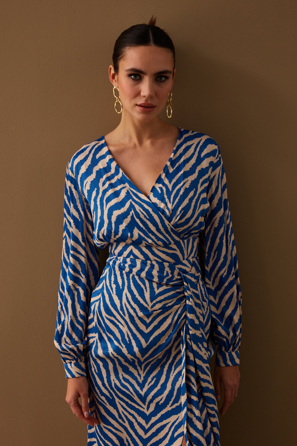 Kruvaze Zebra Desenli Saten Bluz - MAVİ